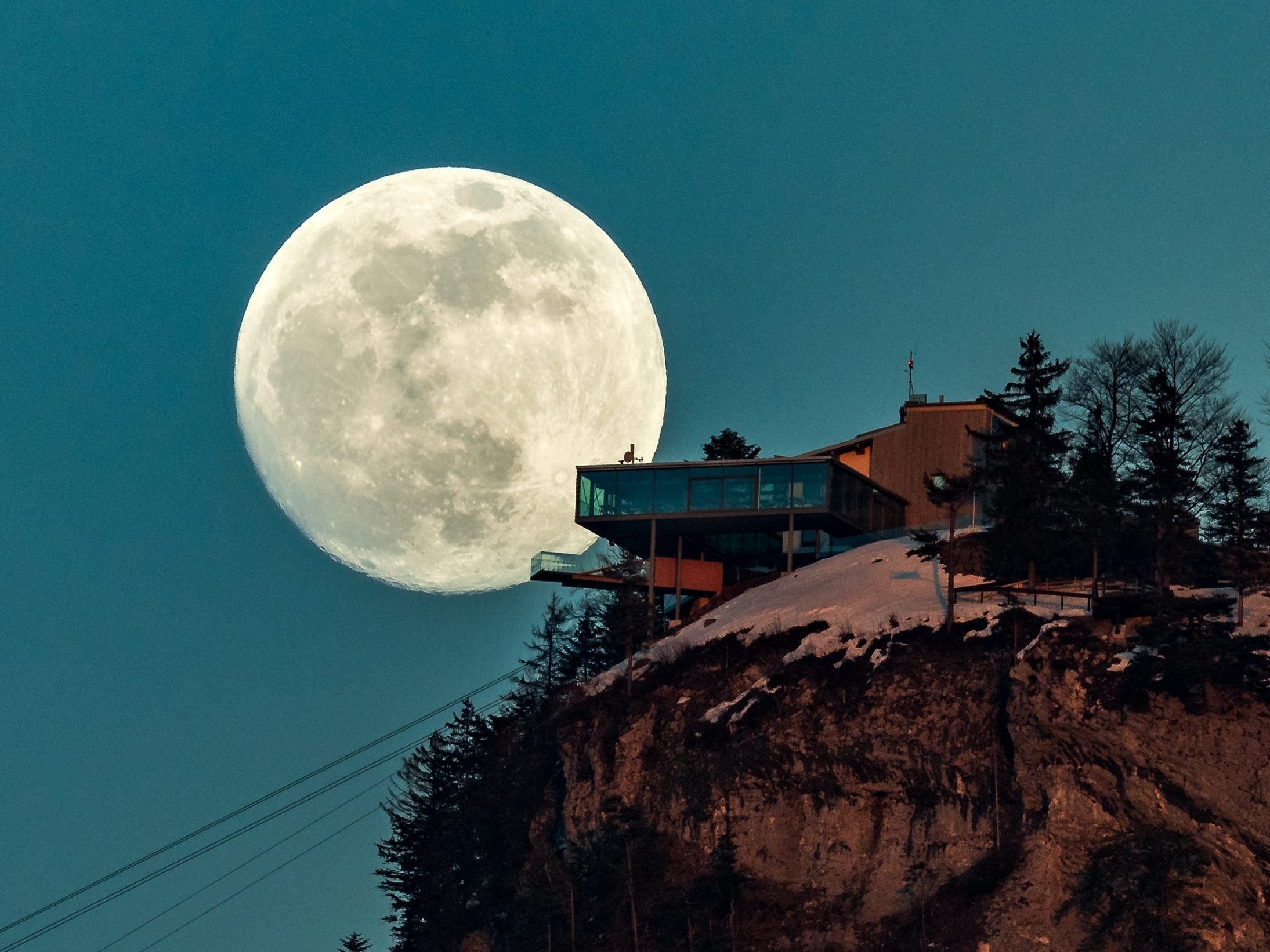 Supermond über der Bergstation der Karrenseilbahn in Dornbirn im Jahr 2019