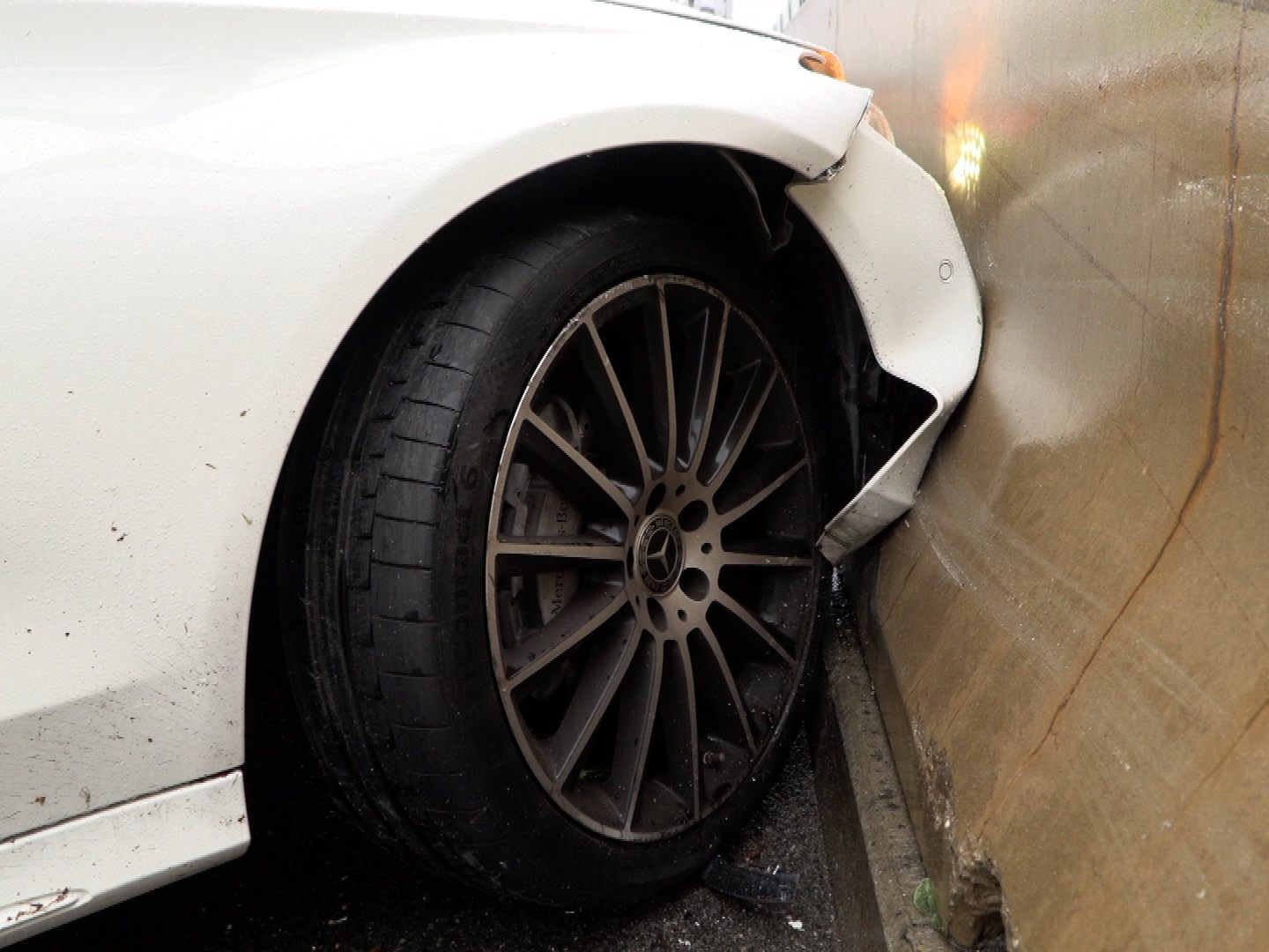 Verkehrsunfall auf der A14: Mercedes gegen Betonwand geschleudert