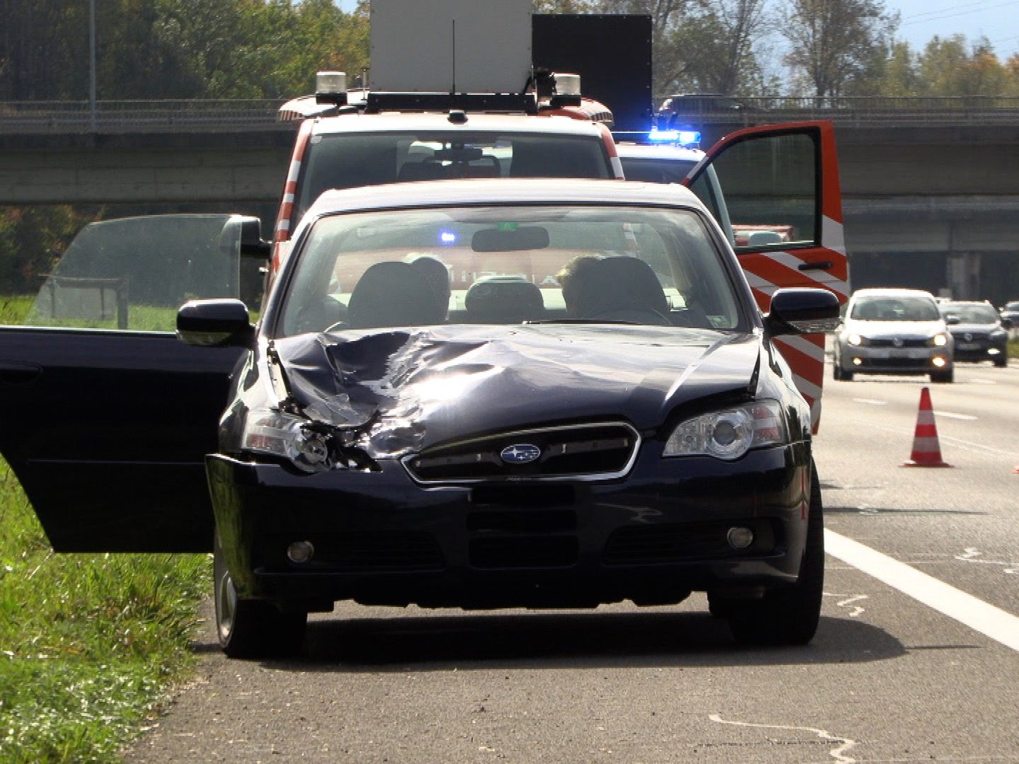 Abgefallener Reifen hüpft auf die andere Fahrbahnseite