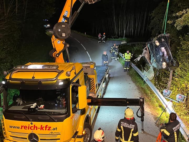 Zwei Personen wurden bei dem Unfall im Fahrzeug eingeklemmt.