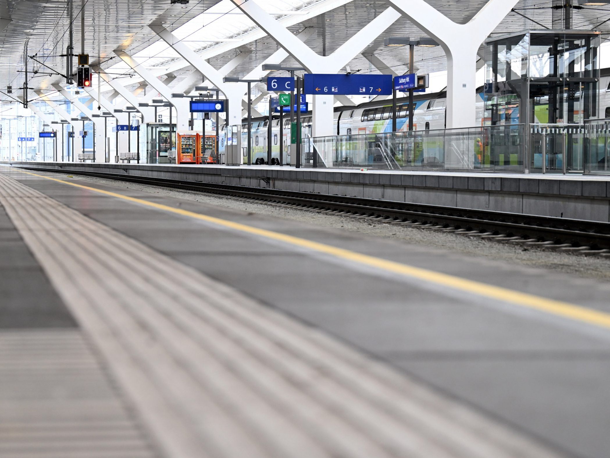 Der Hauptbahnhof in Salzburg wurde nach der Bombendrohung geräumt.