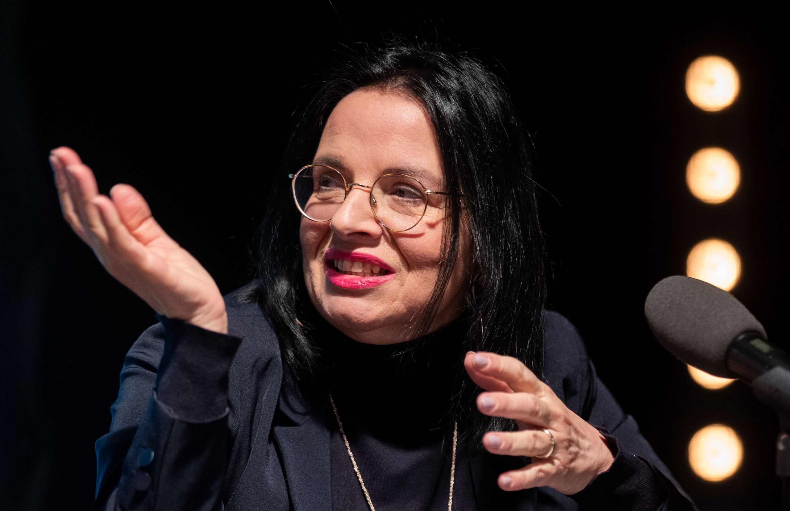 ABD0036_20240222 – WIEN – STERREICH: Kulturstaatssekretrin Andrea Mayer (Grne) am Donnerstag, 22. Februar 2024, whrend einer PK zur Bekanntgabe der neuen knstlerischen Leitung des Volkstheaters ab 2025/26. – FOTO: APA/GEORG HOCHMUTH