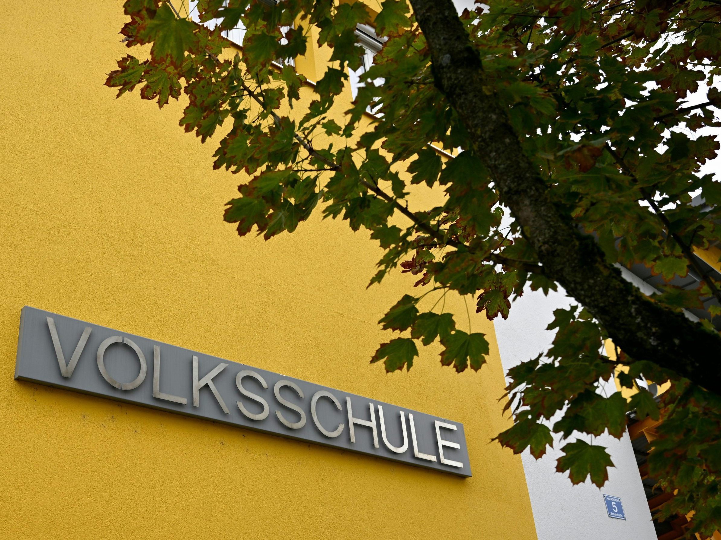 Eine Lehrerin in Kärnten wurde von einem sechsjährigen Buben attackiert und verletzt.