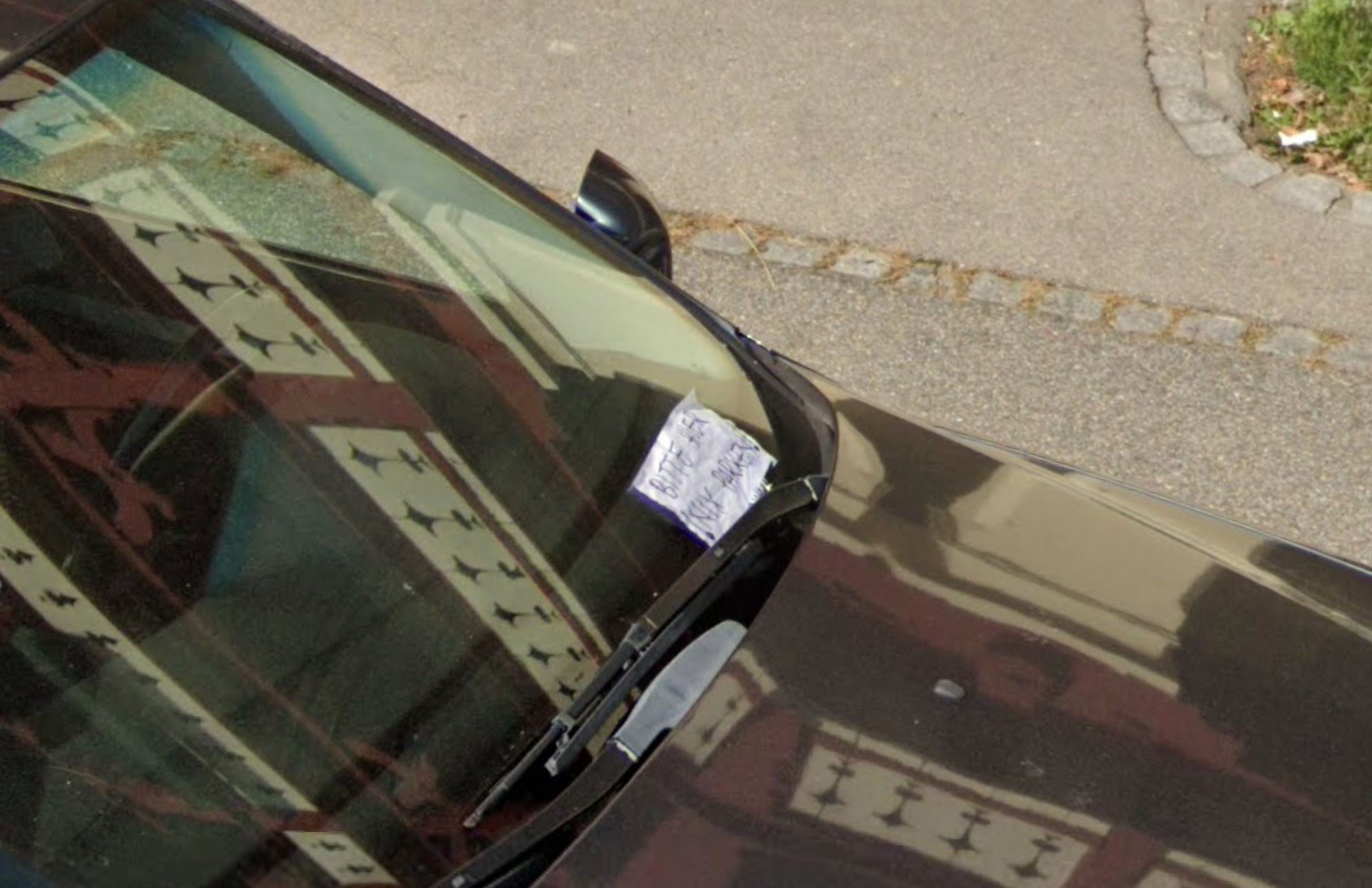 "Läuft" man die Straße auf Google Street View ab, entdeckt man einen Zettel an einem einem Pkw: "Bitte hier nix parken".