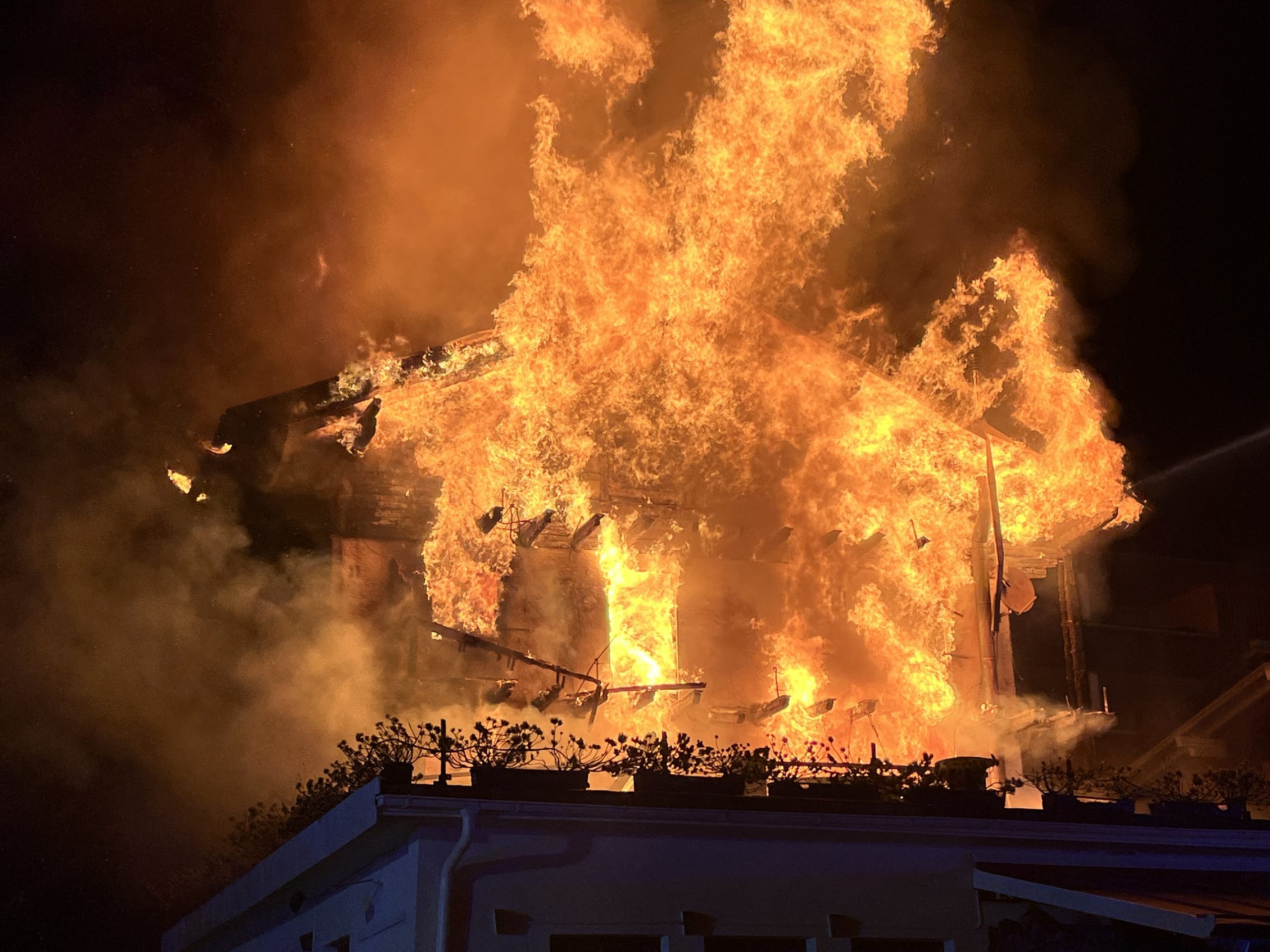 Das Gebäude brannte lichterloh.