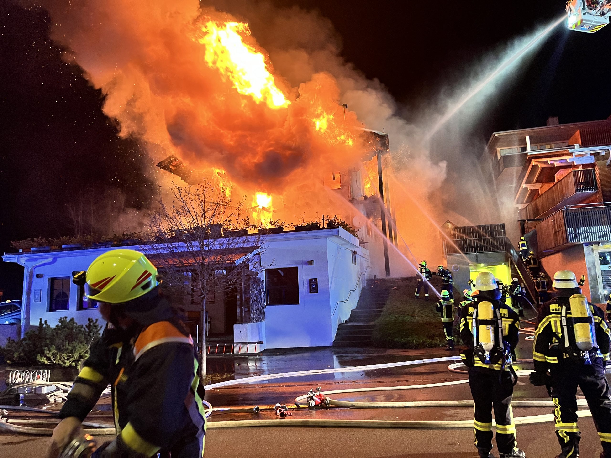 Löschversuche der Feuerwehr.