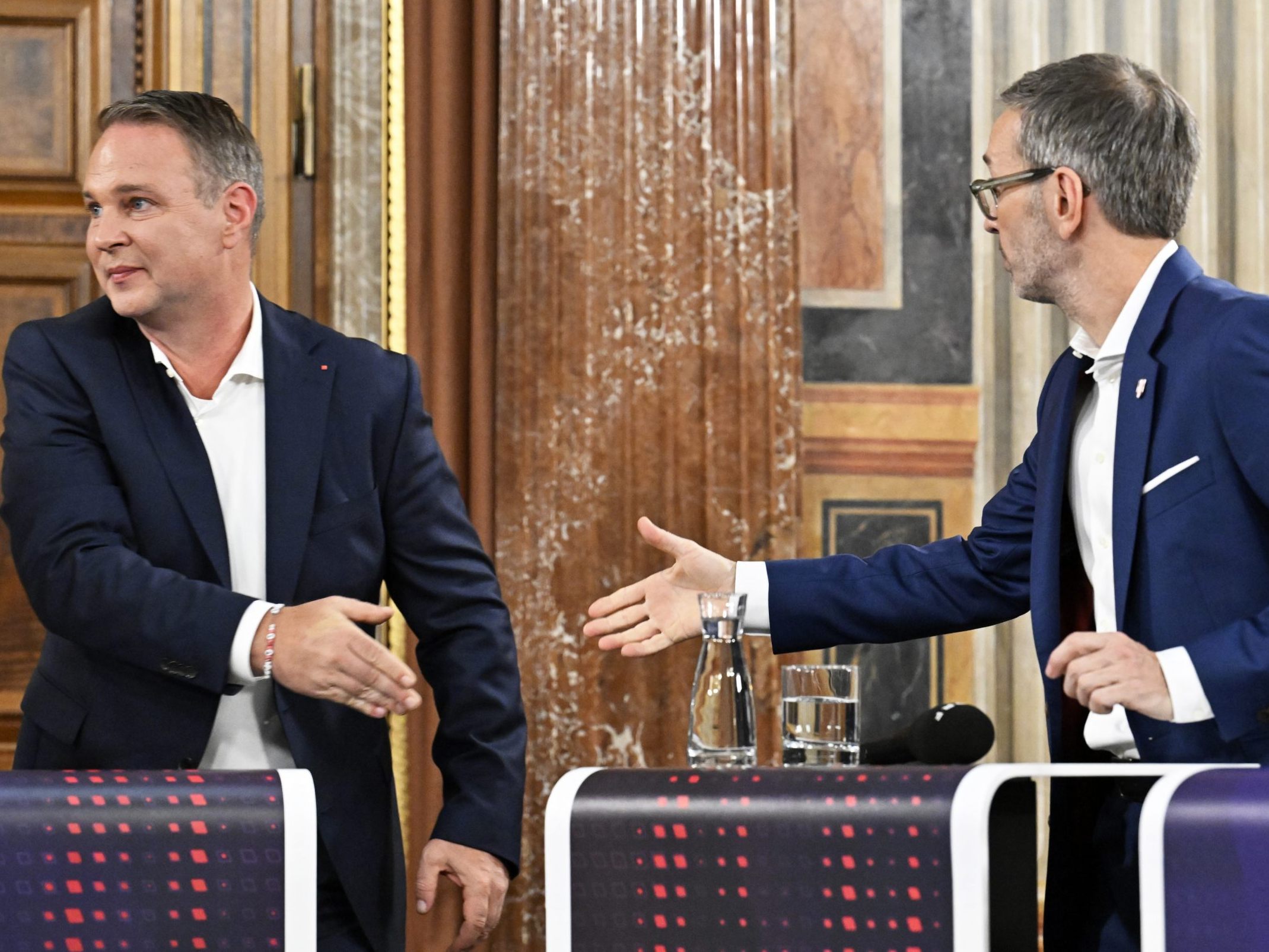 Herbert Kickl (r.) hat das Treffen mit Andreas Babler (l.) verschoben.