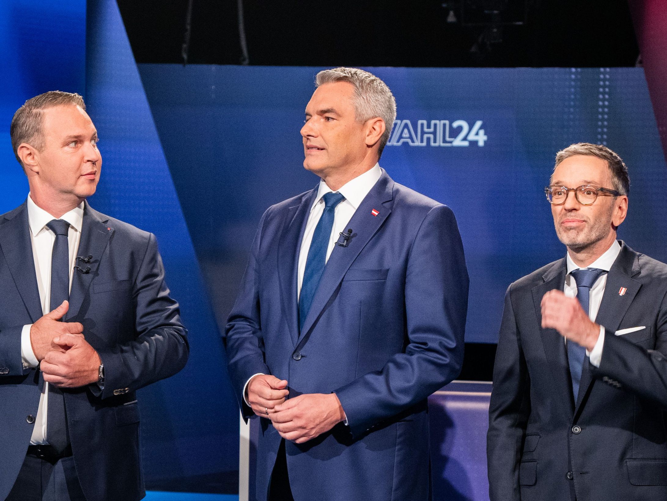 Babler, Nehammer und Kickl reden miteinander.