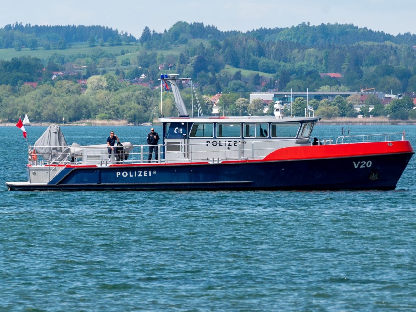 Die Wasserpolizei konnte einen Vater und seine Tochter aus einer Notlage auf dem Bodensee retten.