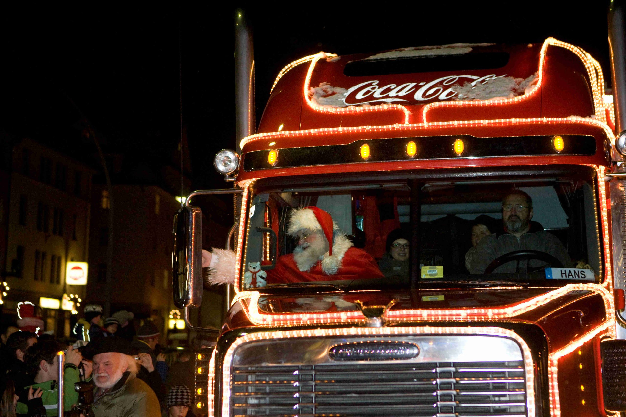 Der Coca-Cola Weihnachtstruck und der Weihnachtsmann bringen festlichen Glanz nach Vorarlberg.