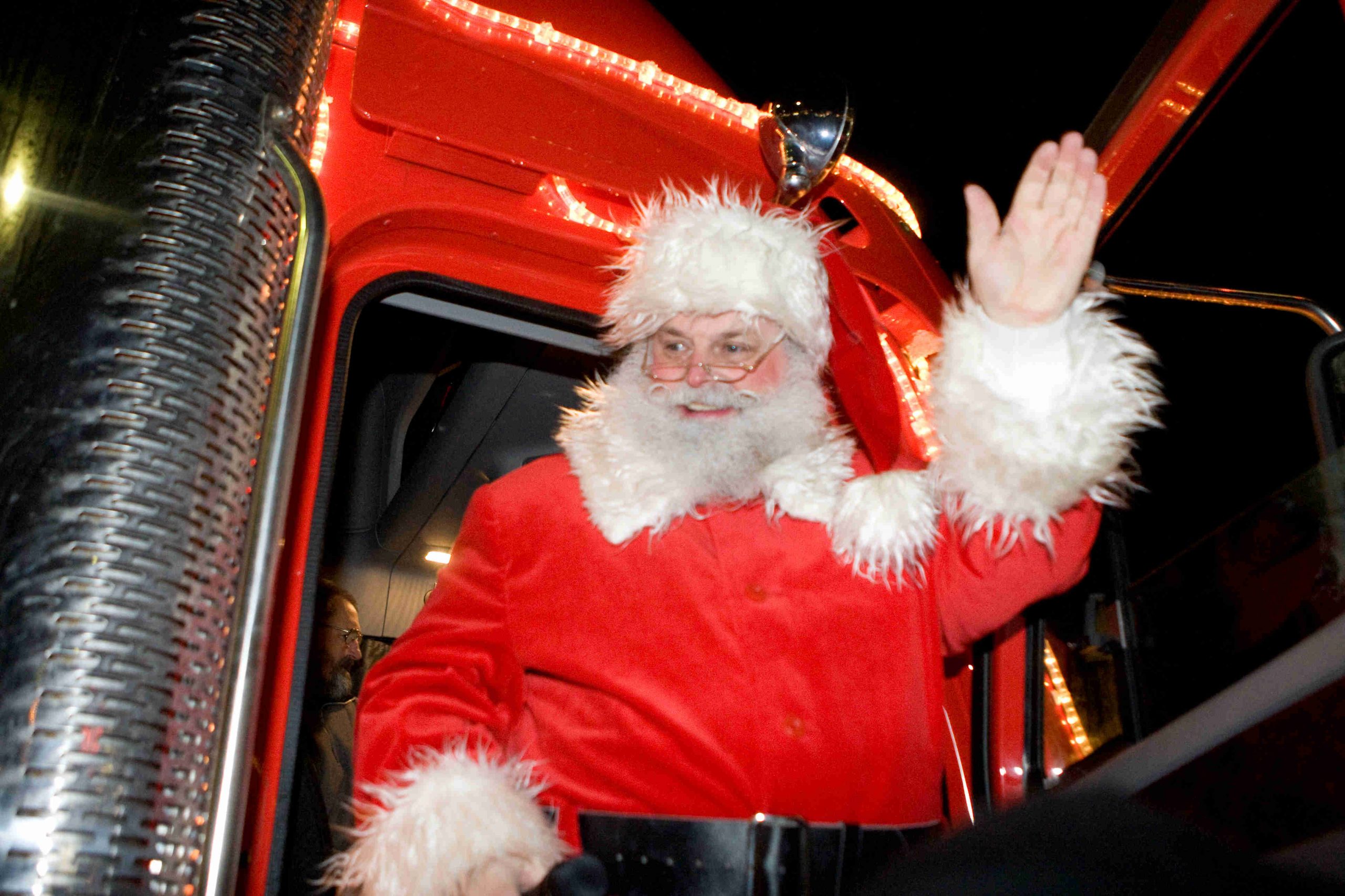 Der Coca-Cola Weihnachtsmann wird vor Ort sein und steht für Erinnerungsfotos bereit.