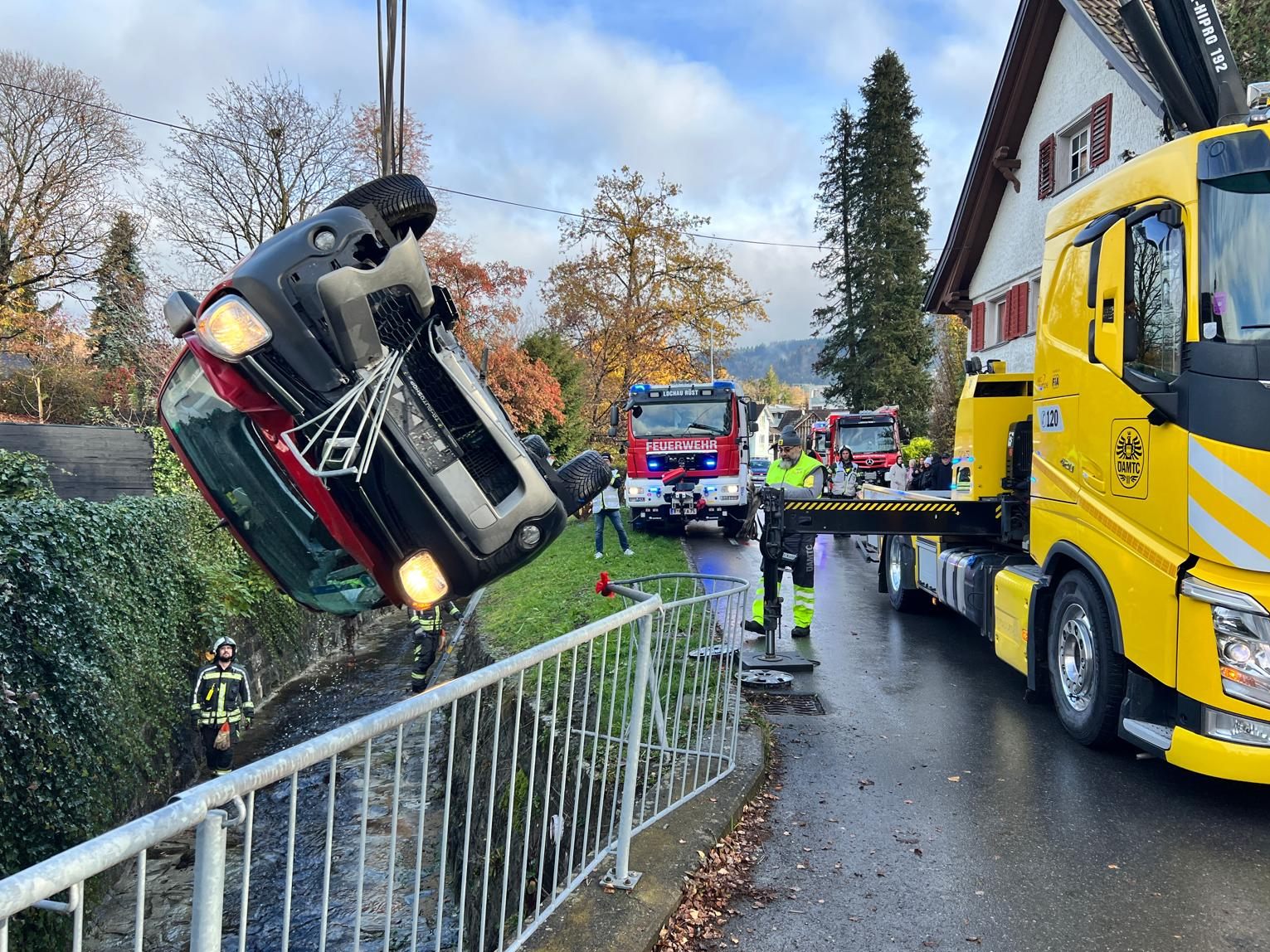Lochau: Pkw in Graben gestürzt.