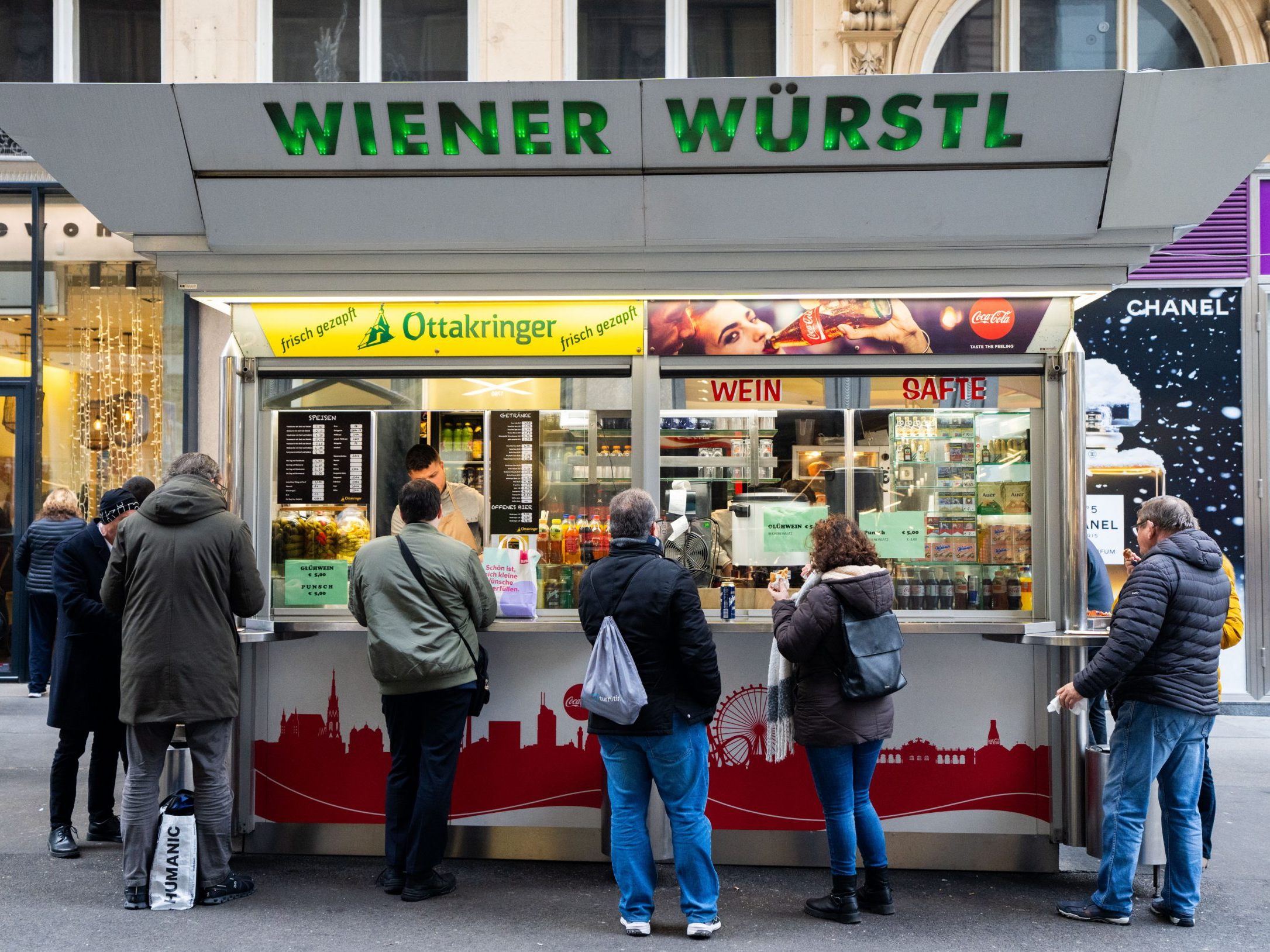 "Dass die UNESCO nun den Wiener Würstelstand als Kulturerbe auszeichnet, ist eine schöne Bestätigung der Arbeit unserer Standler und mehr als verdient", so der Präsident der Wirtschaftskammer in der Bundeshauptstadt.