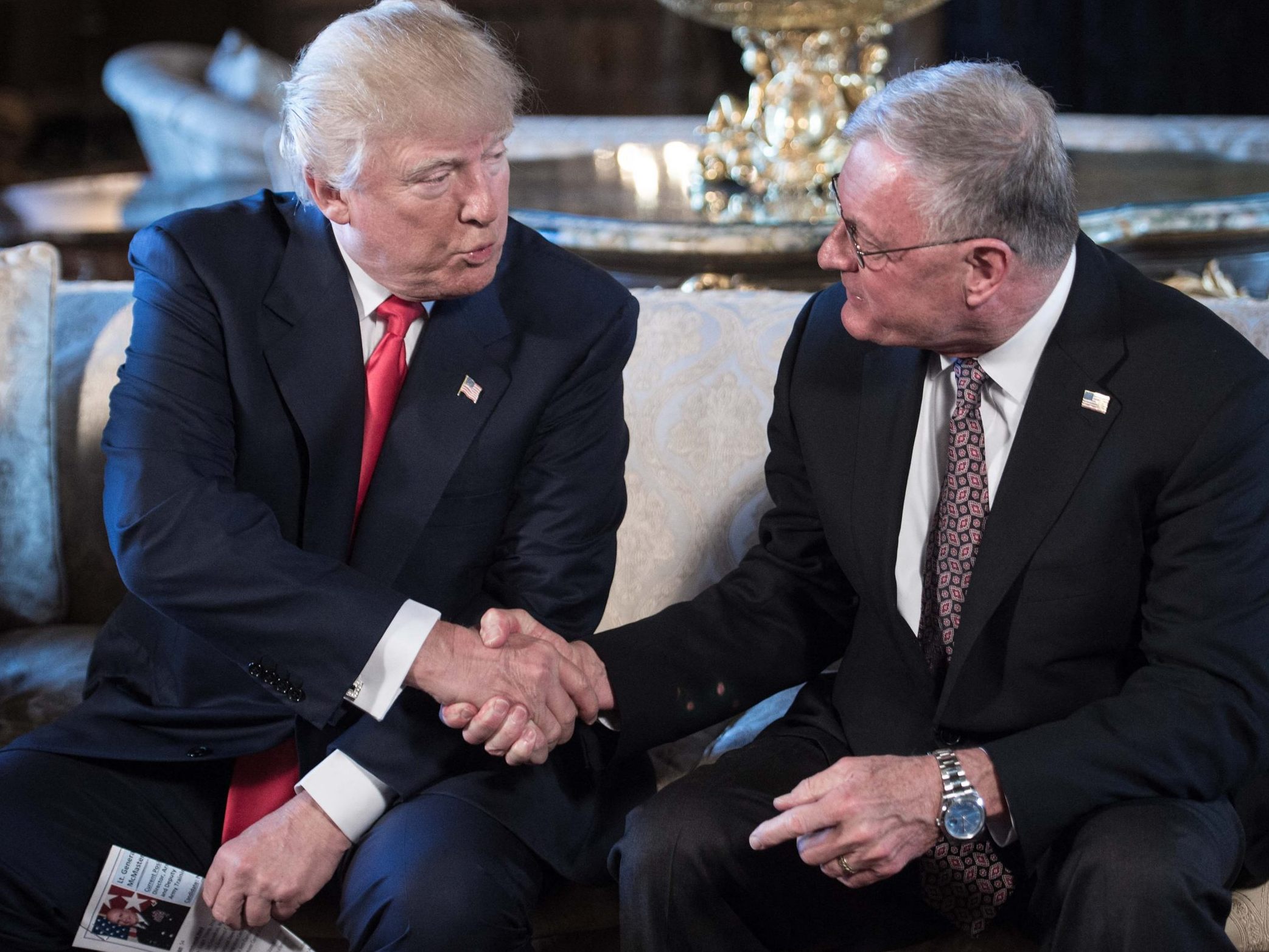 Donald Trump beim Handshake mit Keith Kellogg im Jahr 2017.