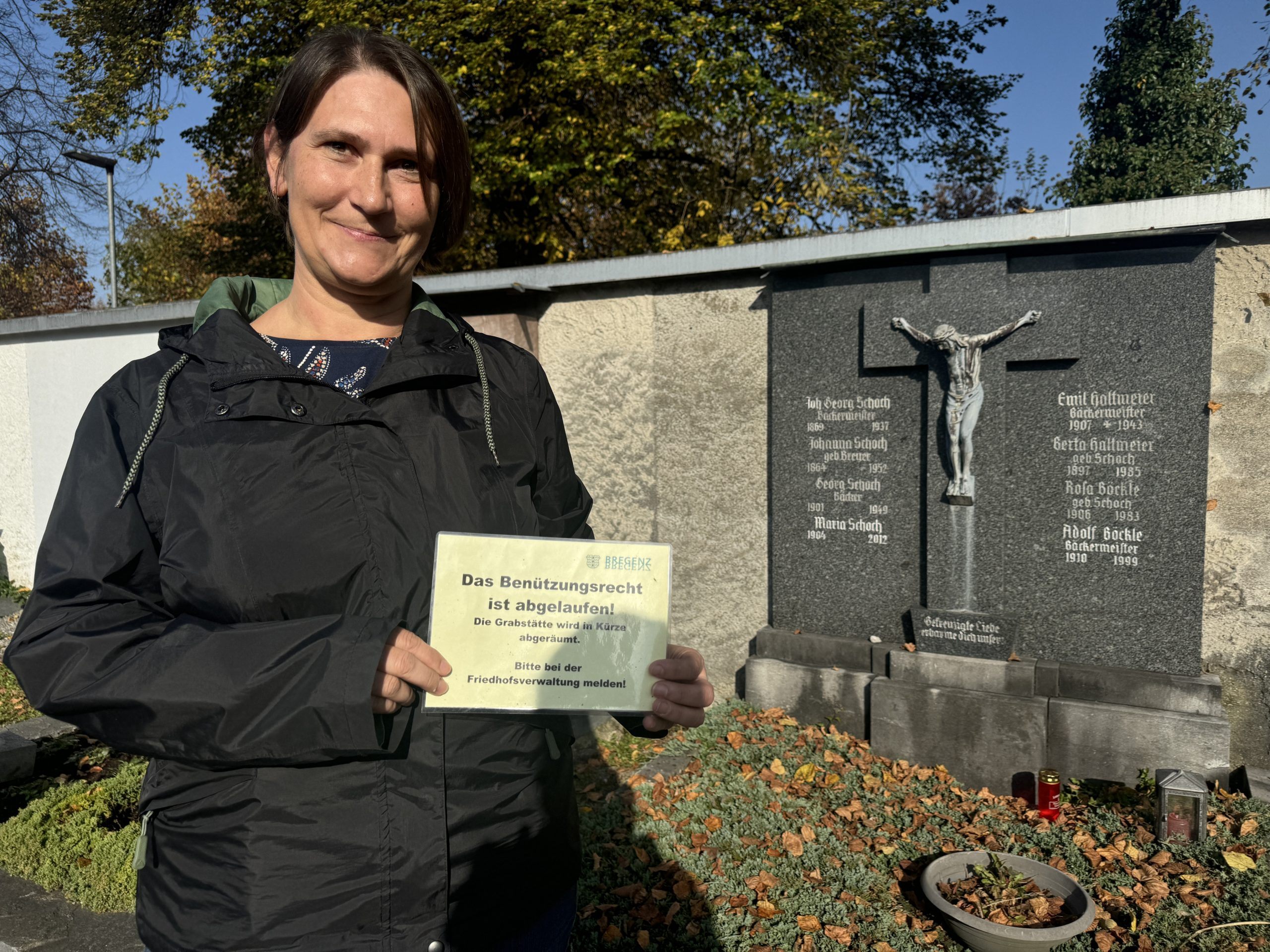 Marlene Butt von der Friedhofsverwaltung kenn die Geschichte des Grabes.