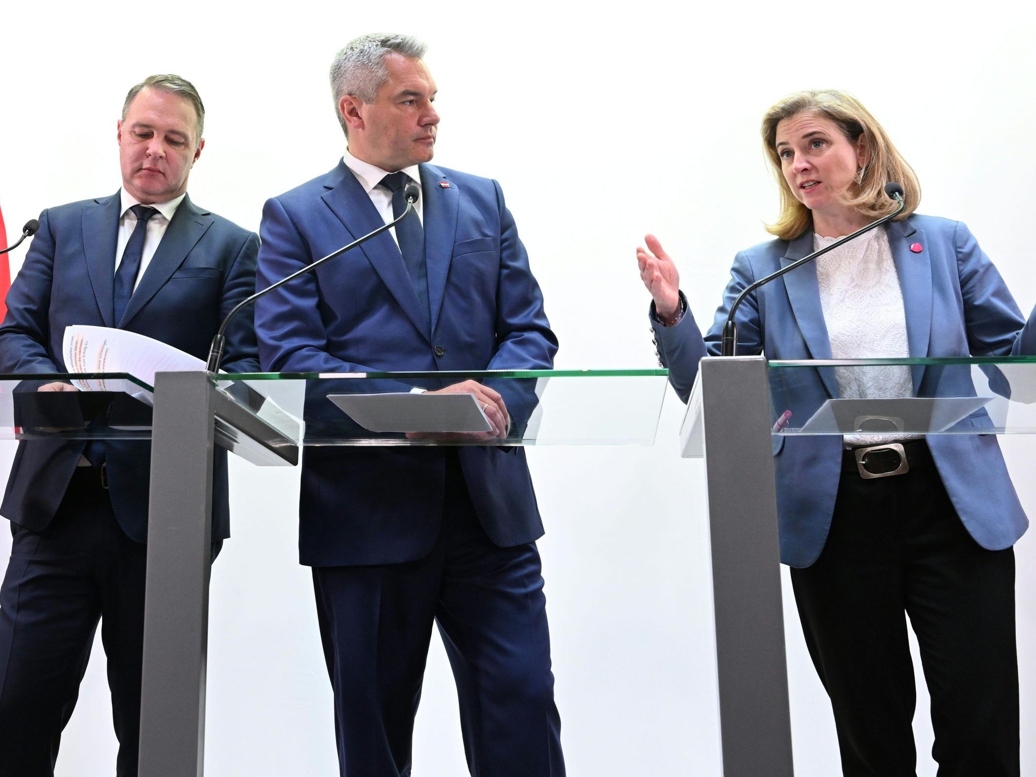 Erstmals sitzen drei Parteien am Koalitions-Verhandlungstisch - Die durchaus unterschiedliche Positionen vertreten.