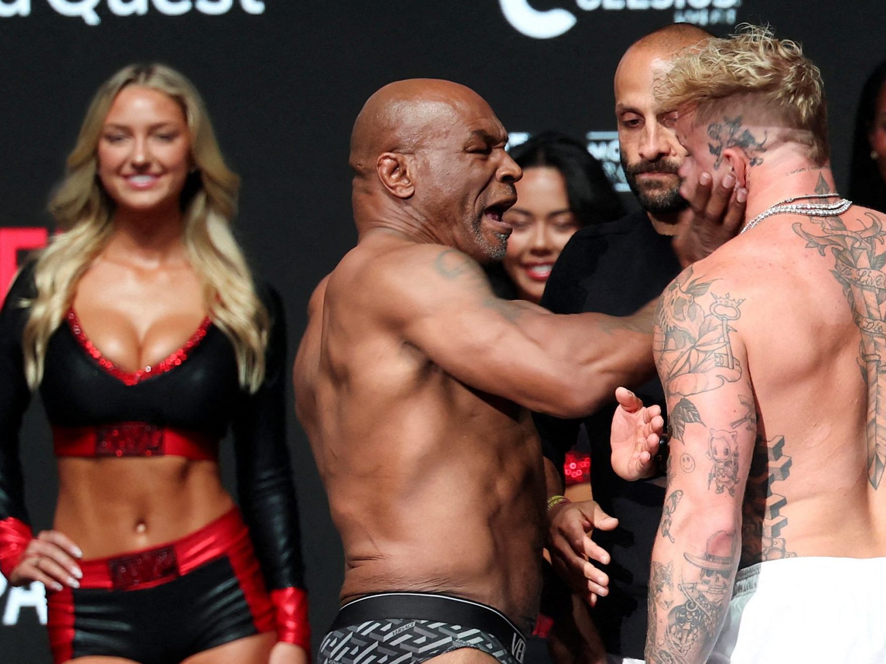 Ohrfeige von Mike Tyson für Jake Paul.