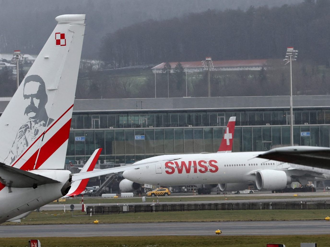 Bei der Notlandung einer Swiss-Maschine in Graz wurde ein Flugbegleiter schwer verletzt.