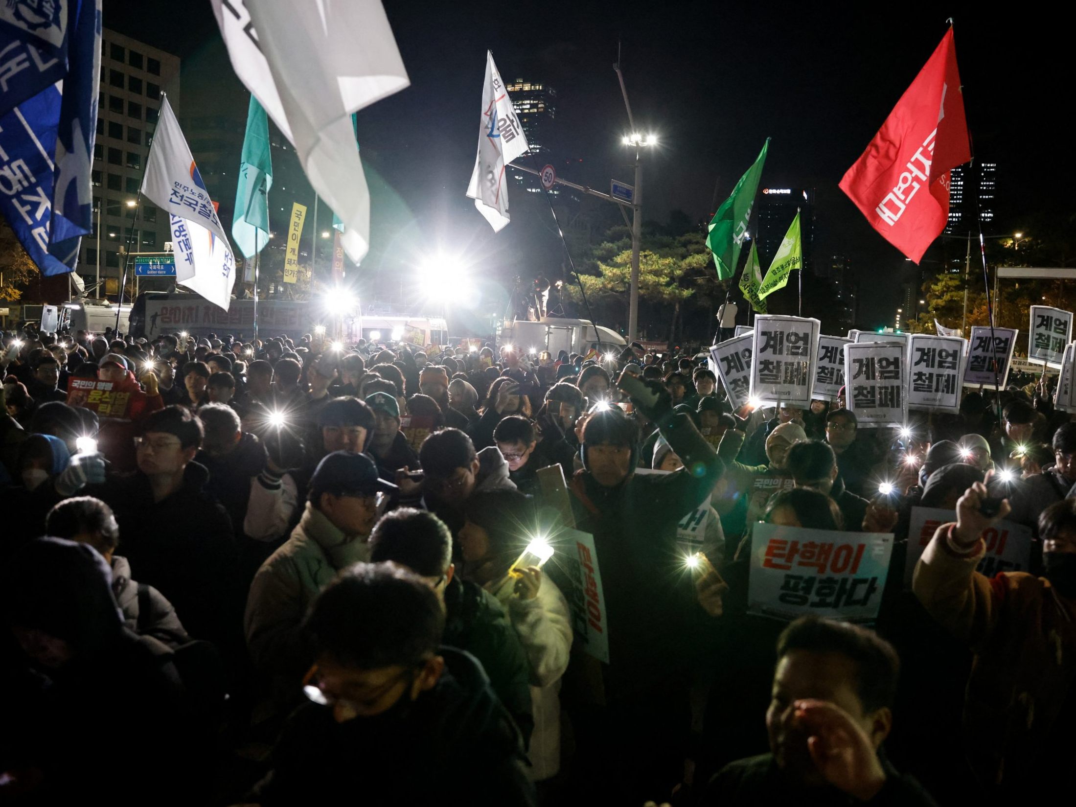 Menschen versammeln sich vor dem Parlamentsgebäude in Seoul.