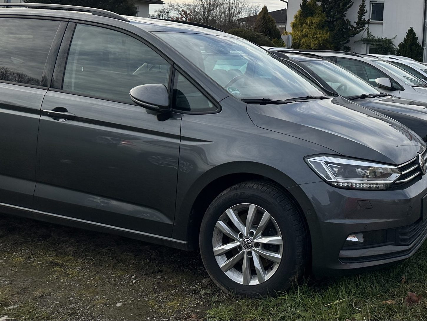 Auf Wolfurter Gemeindegebiet stehen Gebrauchtwagen, doch ein Autohaus gibt es keines.
