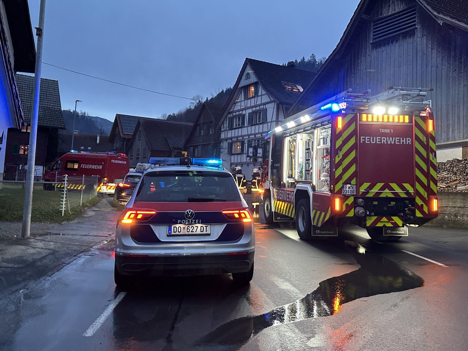 Die Feuerwehr war mit drei Fahrzeugen im Einsatz.