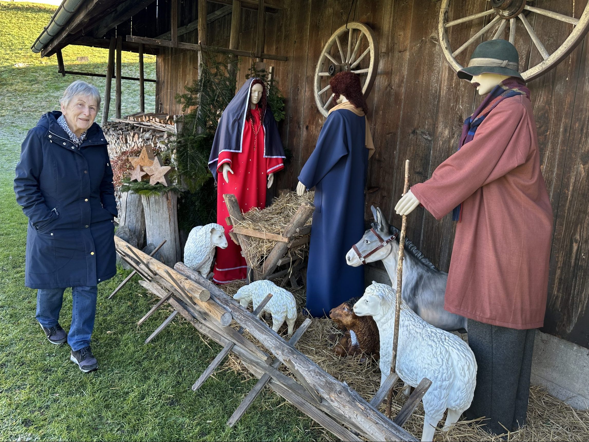 Annemarie vor ihrer lebensgroßen Krippe in Koblach.