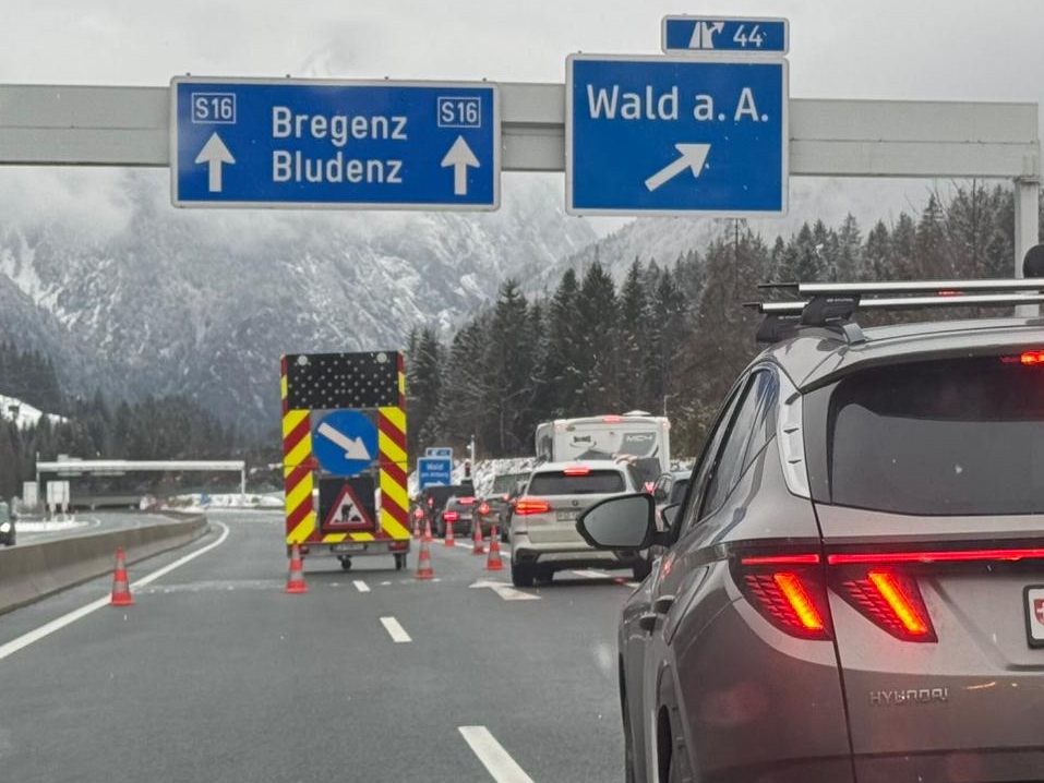 Sperre des Dalaaser Tunnels nach Verkehrsunfall auf der S16 - es staut.