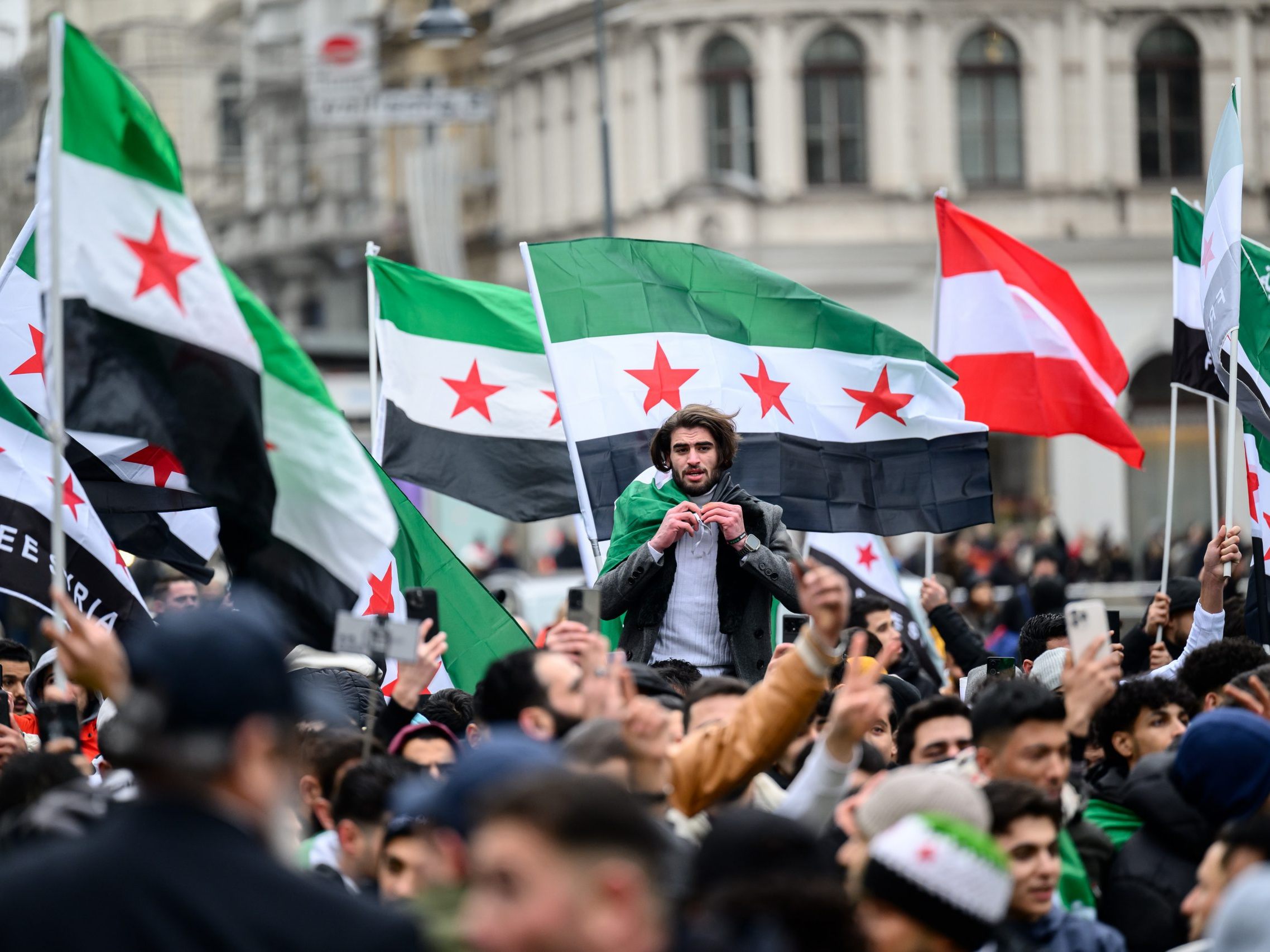 Zahlreiche Syrier feierten den Sturz von Assad in Wien.