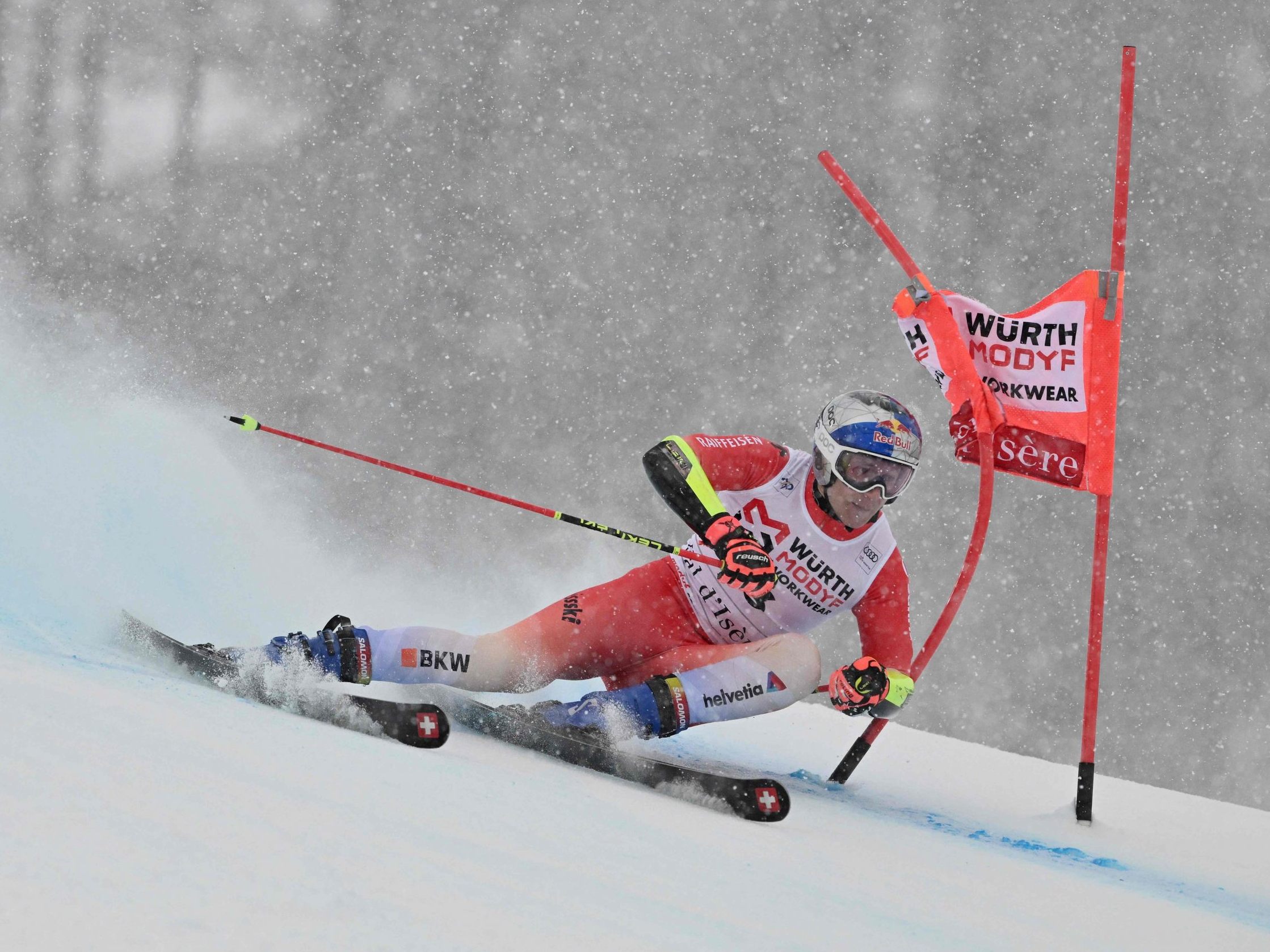 Odermatt führt zur Halbzeit in Val d'Isere.