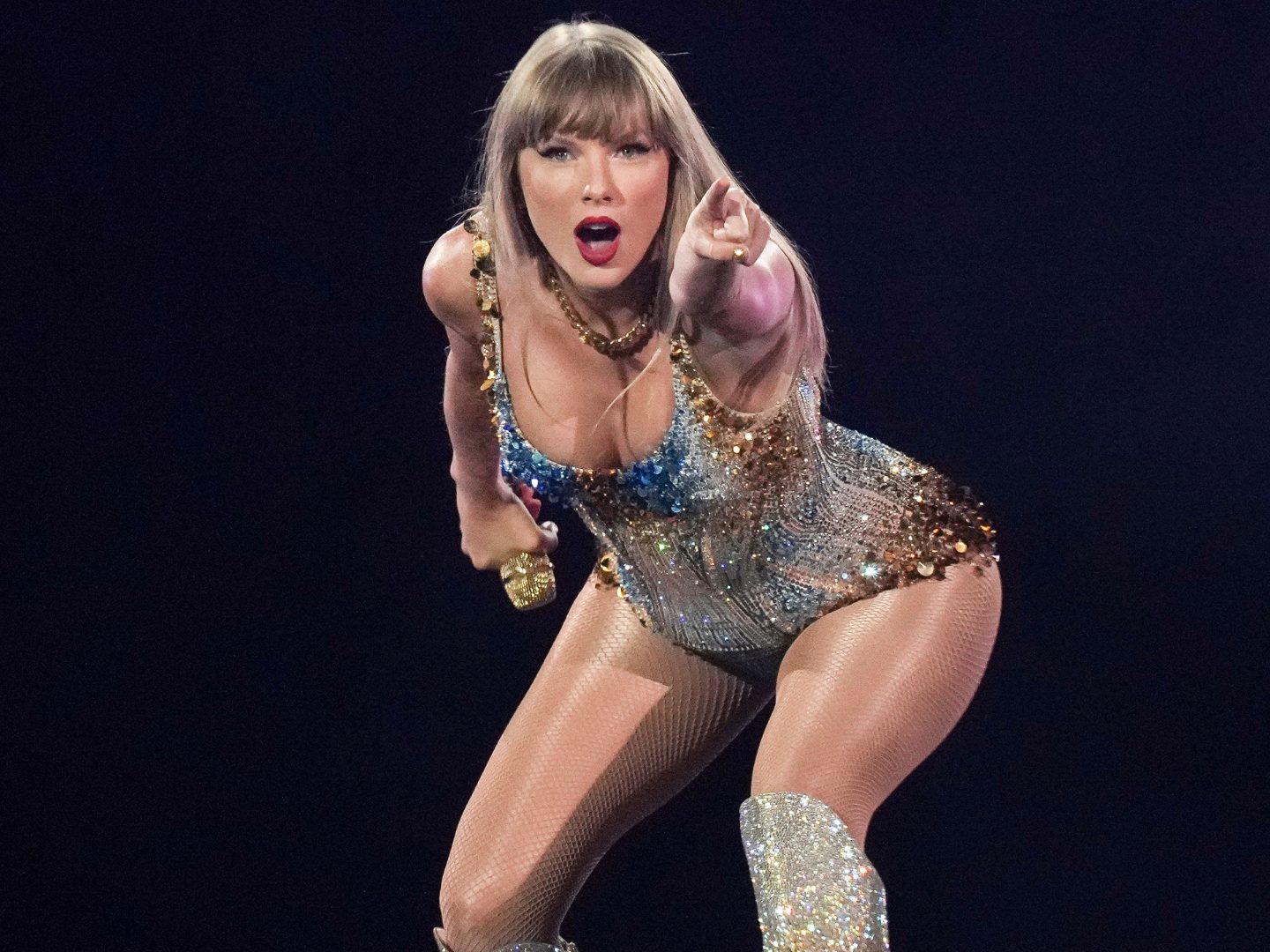 Taylor Swift reist inkognito im Putzwagen zur Bühne.