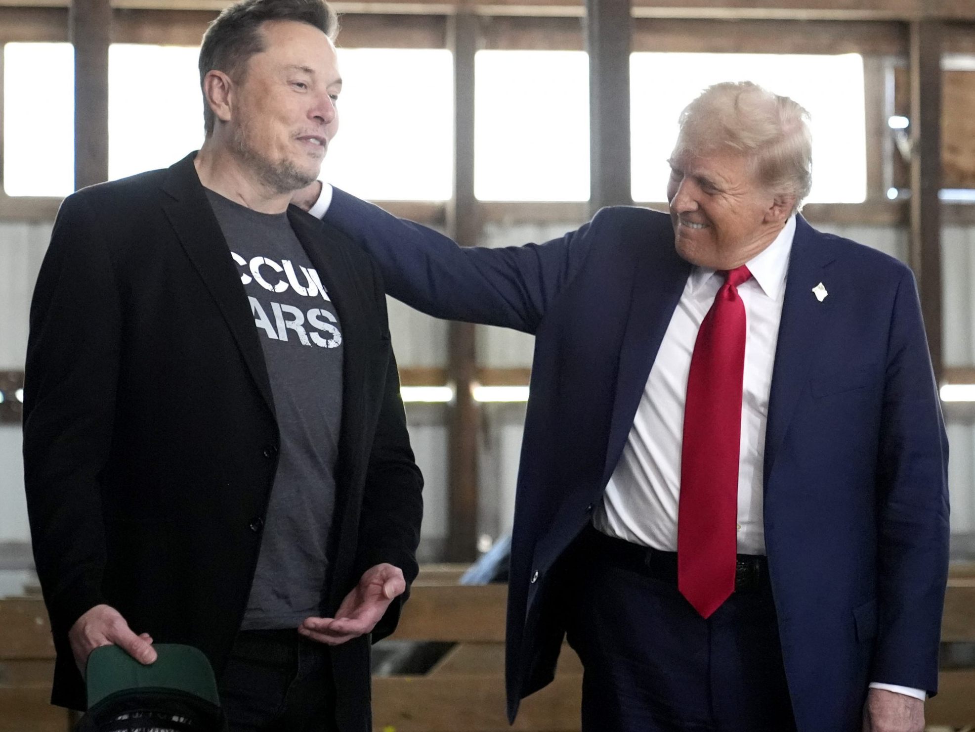 Elon Musk (l.) spielt eine große Rolle in der US-Regierung von Donald Trump (r.) - Welche genau ist weiter intransparent.