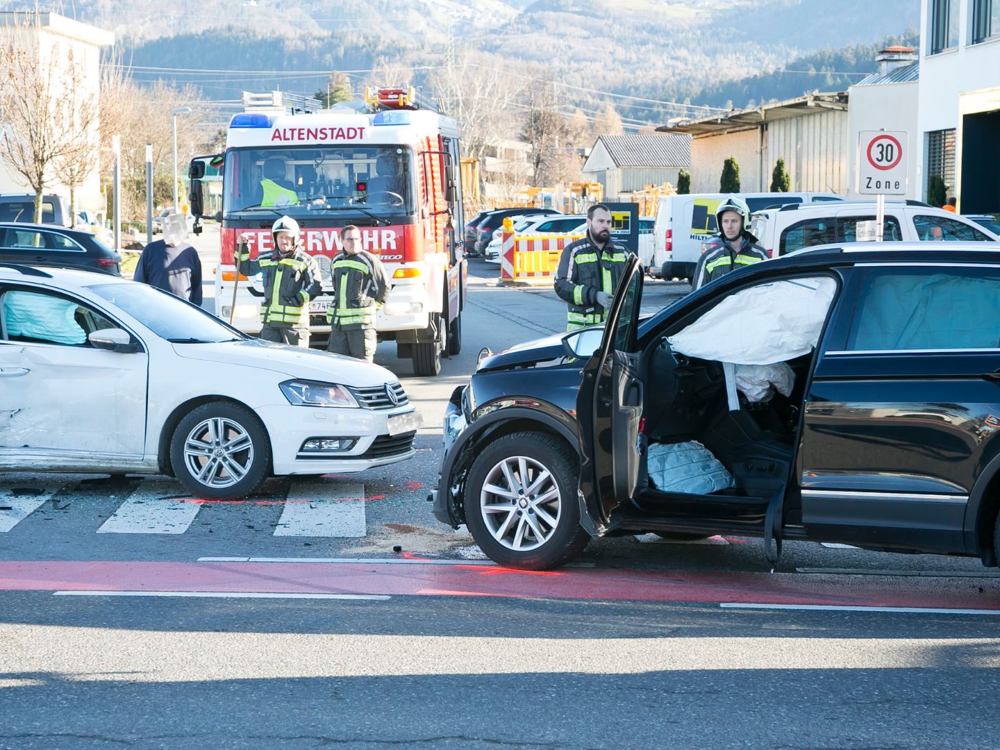 Mehrere Verletzte nach Pkw-Kollision