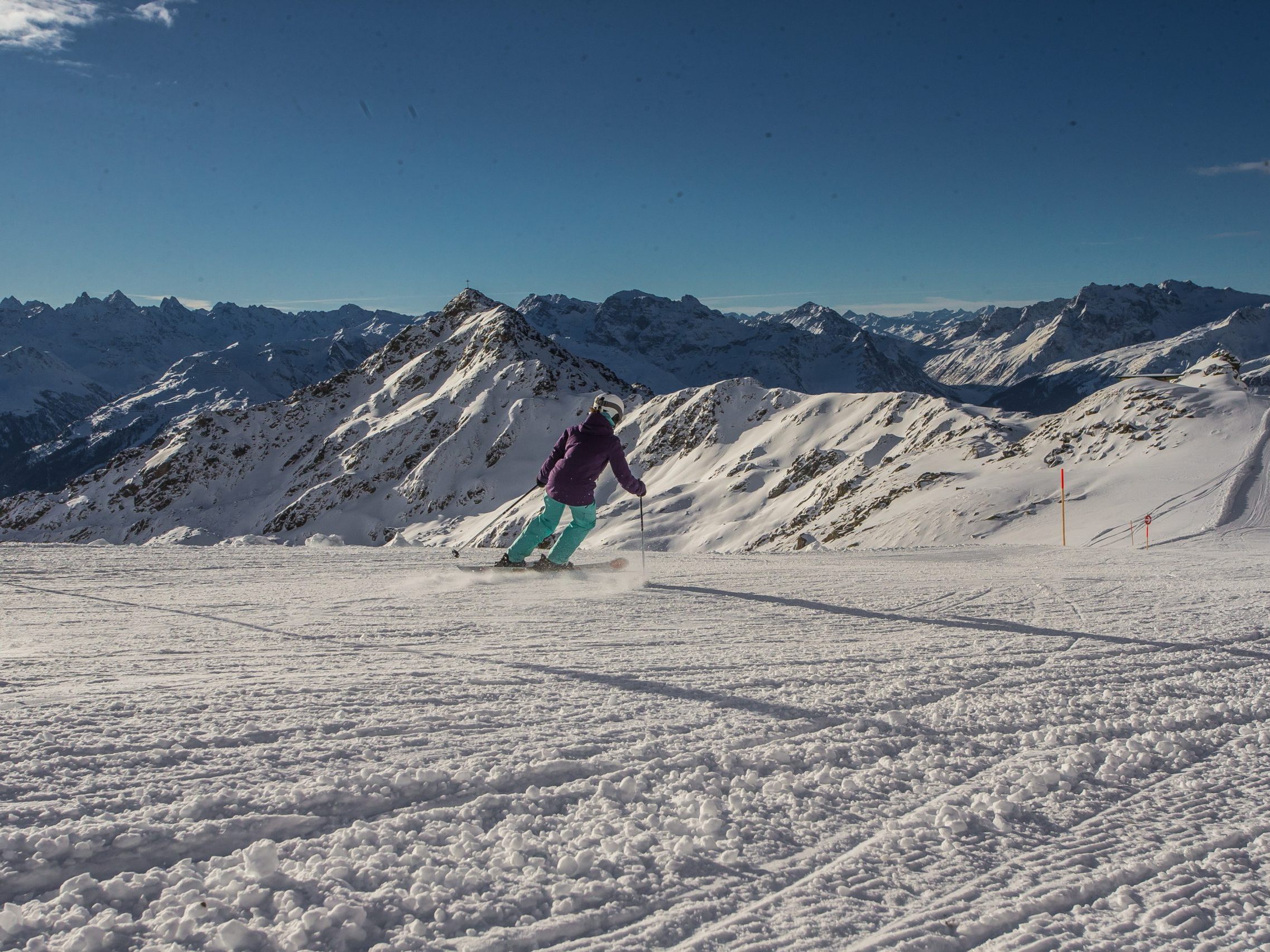 Ein 53-Jähriger wurde bei einem Skiunfall am Hochjoch verletzt.