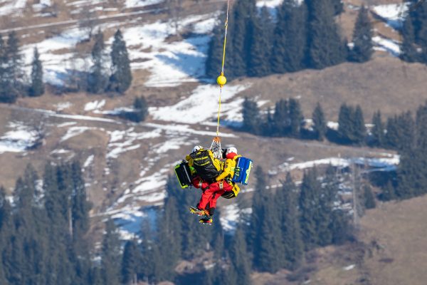 ABD0104_20250124 – KITZBHEL – STERREICH: Alexis Pinturault (FRA) wird mit dem Helikopter abtransportiert nach dem Sturz im Super-G der Mnner am Freitag, 24. Jnner 2025, anl. des 85. Hahnenkammrennens auf der Streif in Kitzbhel. – FOTO: APA/EXPA/JOHANN GRODER