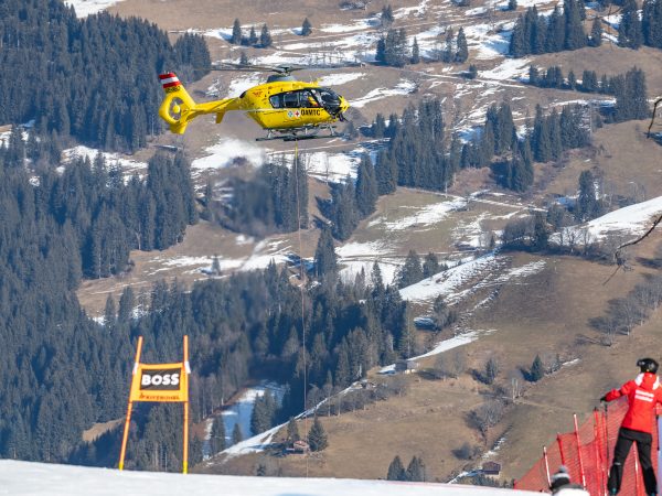 ABD0106_20250124 – KITZBHEL – STERREICH: Alexis Pinturault (FRA) wird mit dem Helikopter abtransportiert nach dem Sturz im Super-G der Mnner am Freitag, 24. Jnner 2025, anl. des 85. Hahnenkammrennens auf der Streif in Kitzbhel. – FOTO: APA/EXPA/JOHANN GRODER
