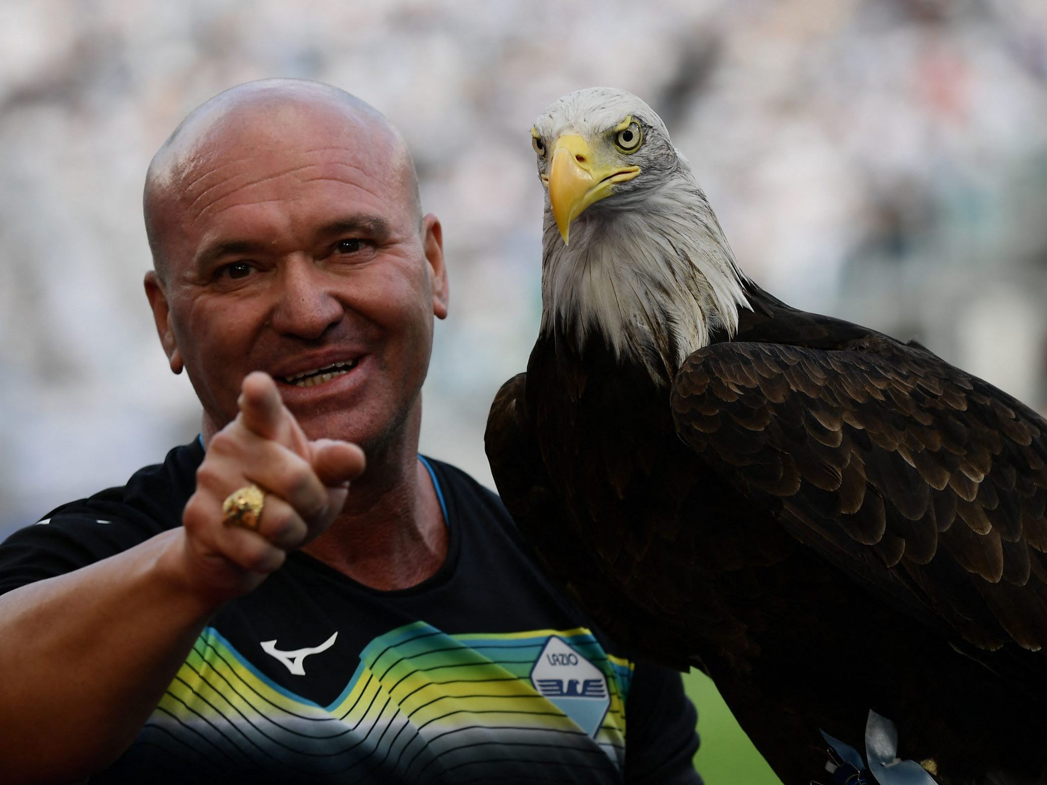 Falkner Juan Bernabe mit dem Adler Maskottchen.