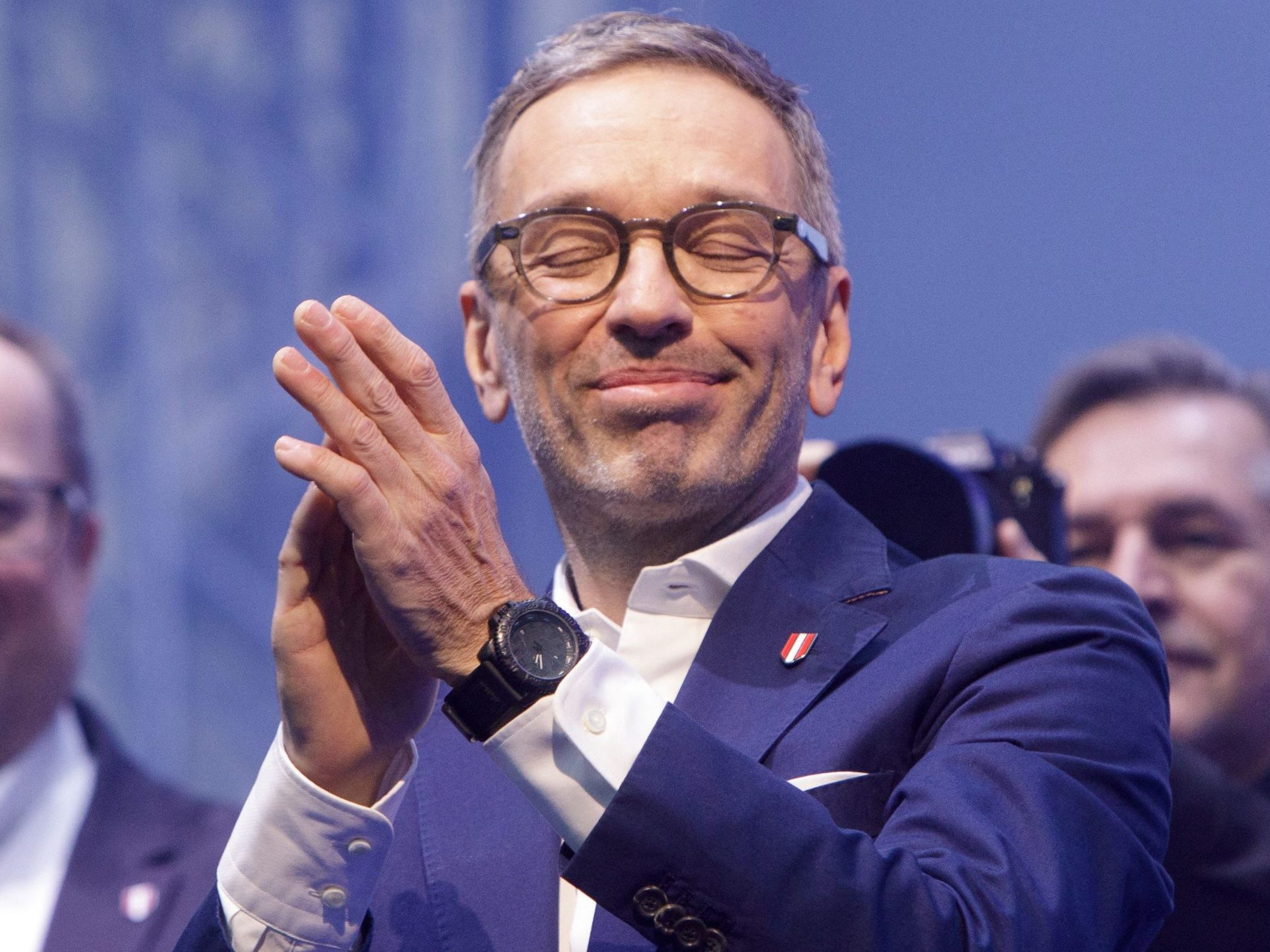 "Die Burgenländerinnen und Burgenländer haben heute die freiheitliche Welle der Erneuerung fortgesetzt", jubelte er.