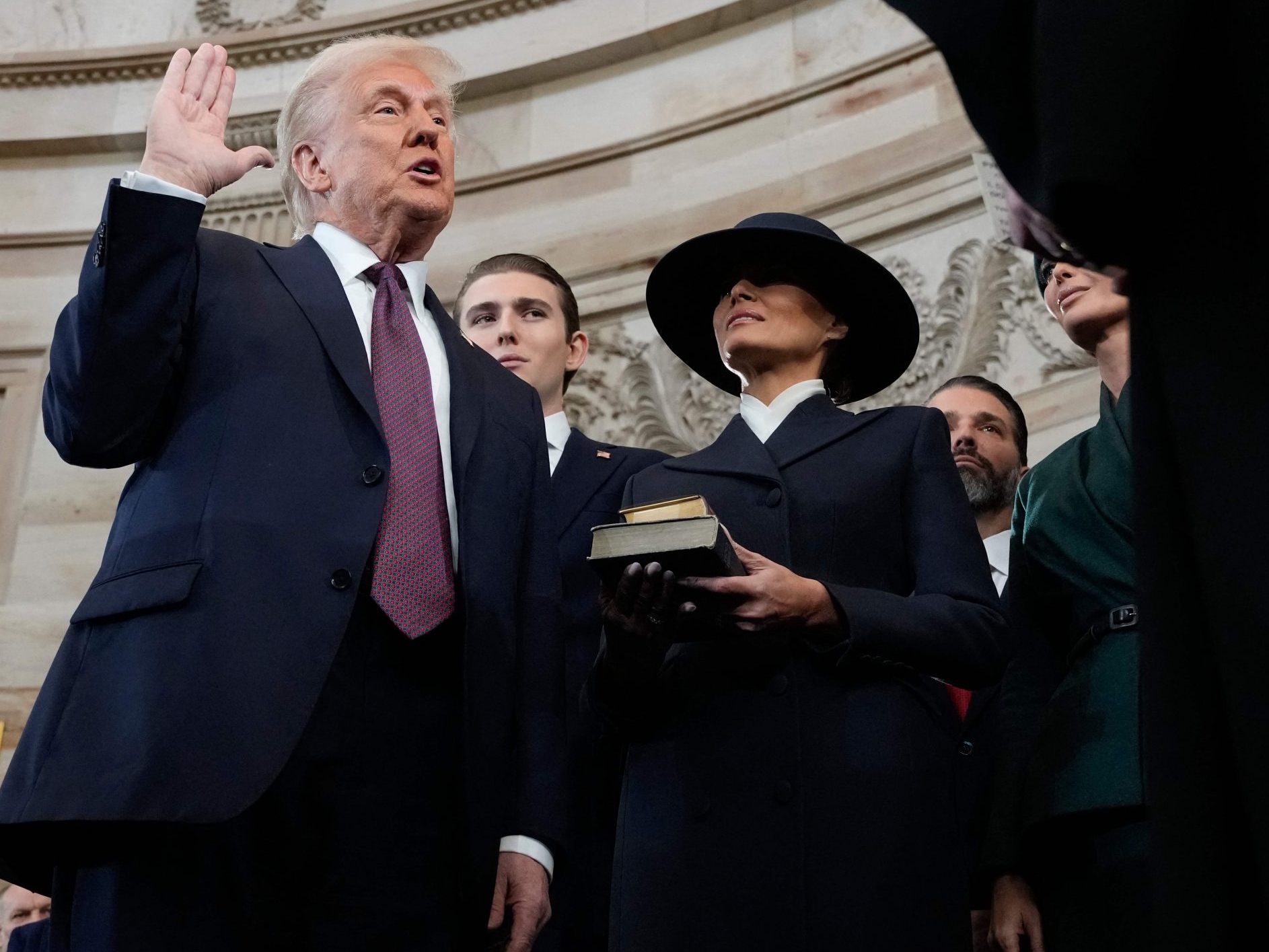 Melanie hielt zwei Bibeln bereit - doch Trumps Hand blieb unten.