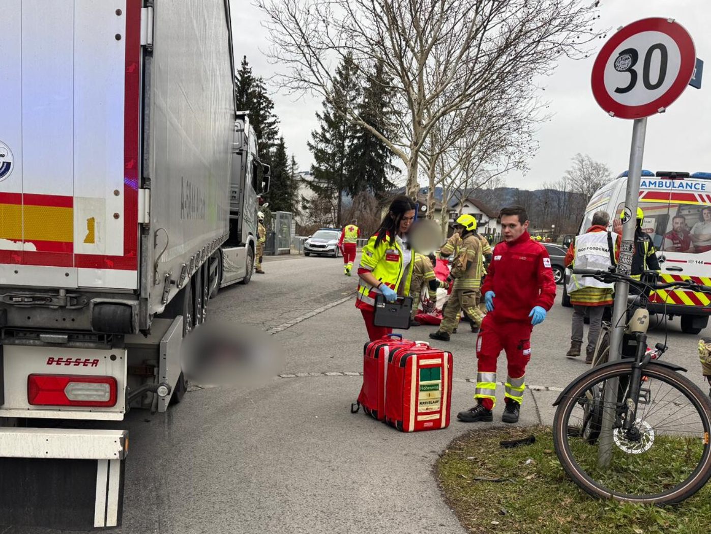 Rettunkskräfte am Unfallort in Altach.