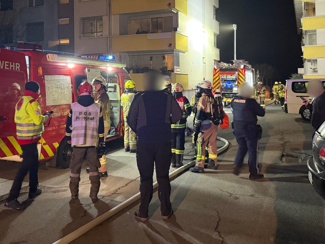 Feuerwehr und Polizei evakuierten den Wohnblock.