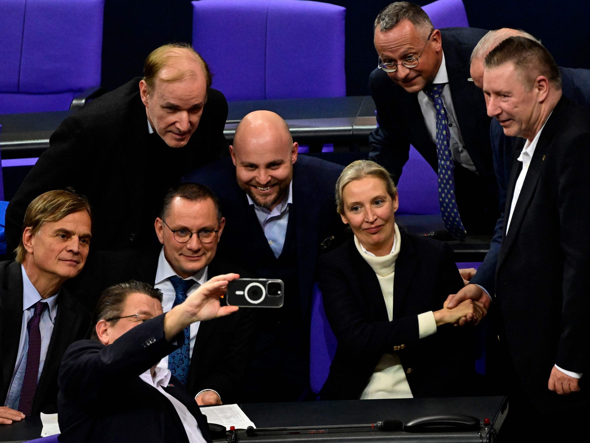 Regierung befürchtet Bröckeln der Brandmauer zur Rechtspopulisten im Bild die AfD).