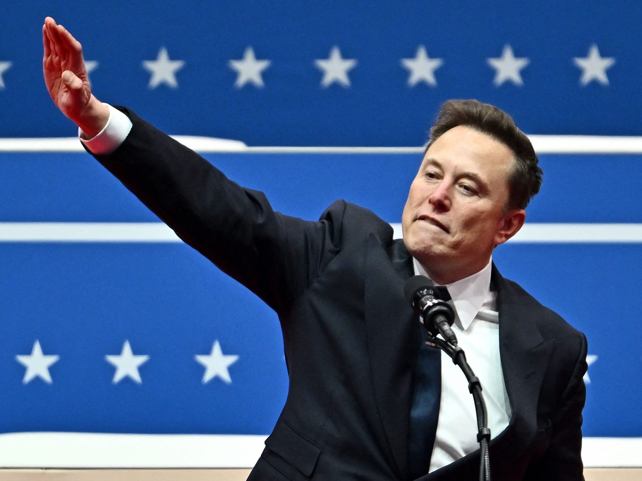 Mit dieser Geste sorgte Elon Musk für viel Aufregung im Internet.