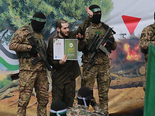 Israel hatte in der Nacht auf Sonntag mitgeteilt, die im Waffenruhe-Abkommen mit der Hamas vorgesehene Entlassung palästinensischer Häftlinge werde vorerst ausgesetzt.