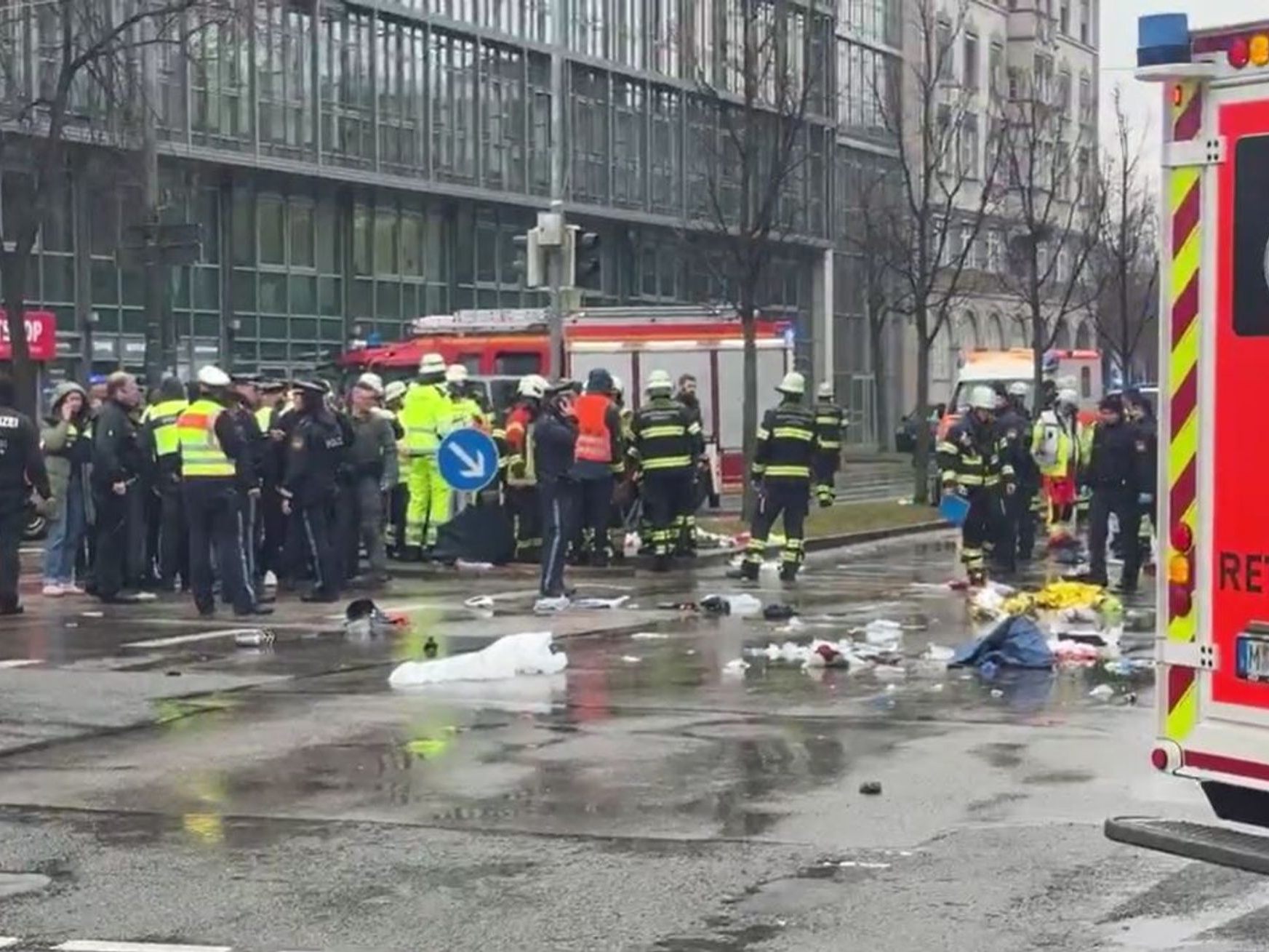 Auto fährt in Demo in München - mehrere Verletzte