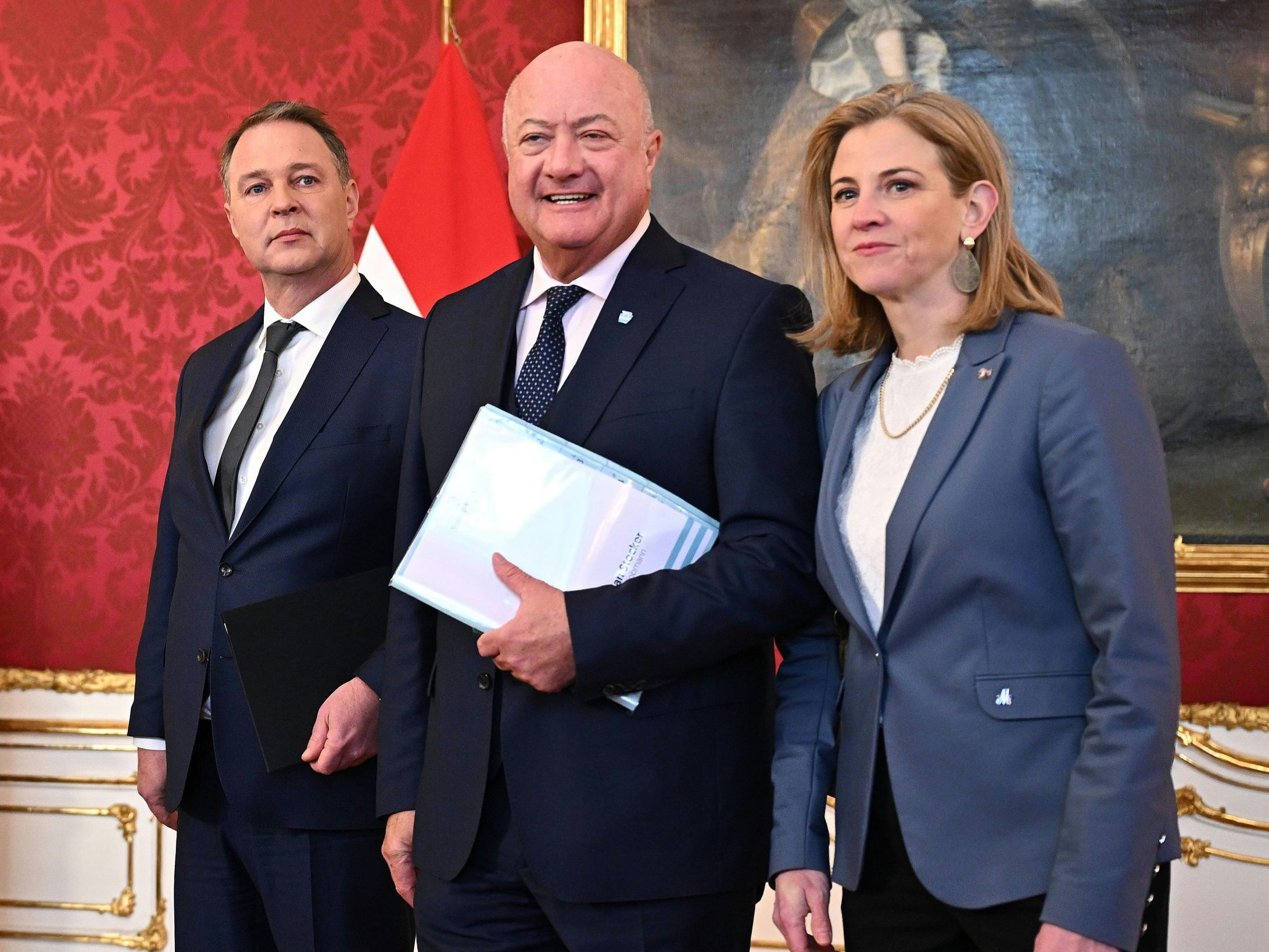 Die erste Regierung aus ÖVP, SPÖ und NEOS steht.