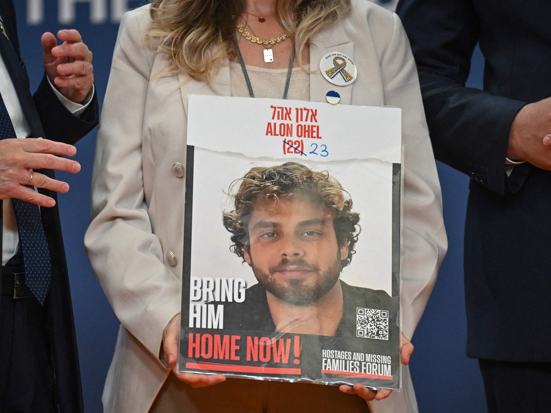 Idit Ohel hält ein Portrait ihres Sohnes in den Händen