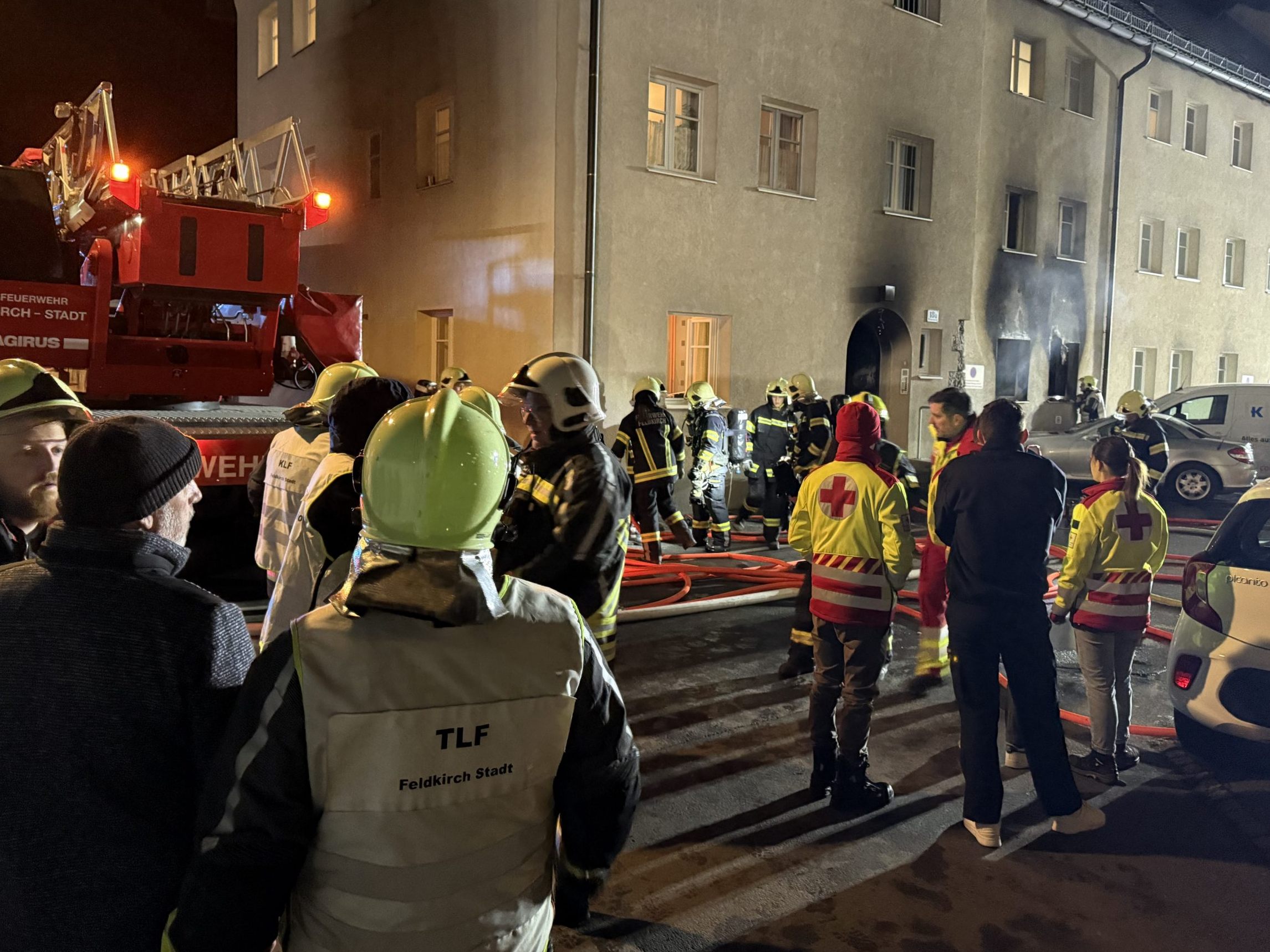 Brand in Wohnung von Mehrparteienhaus - Brandursache noch unklar.