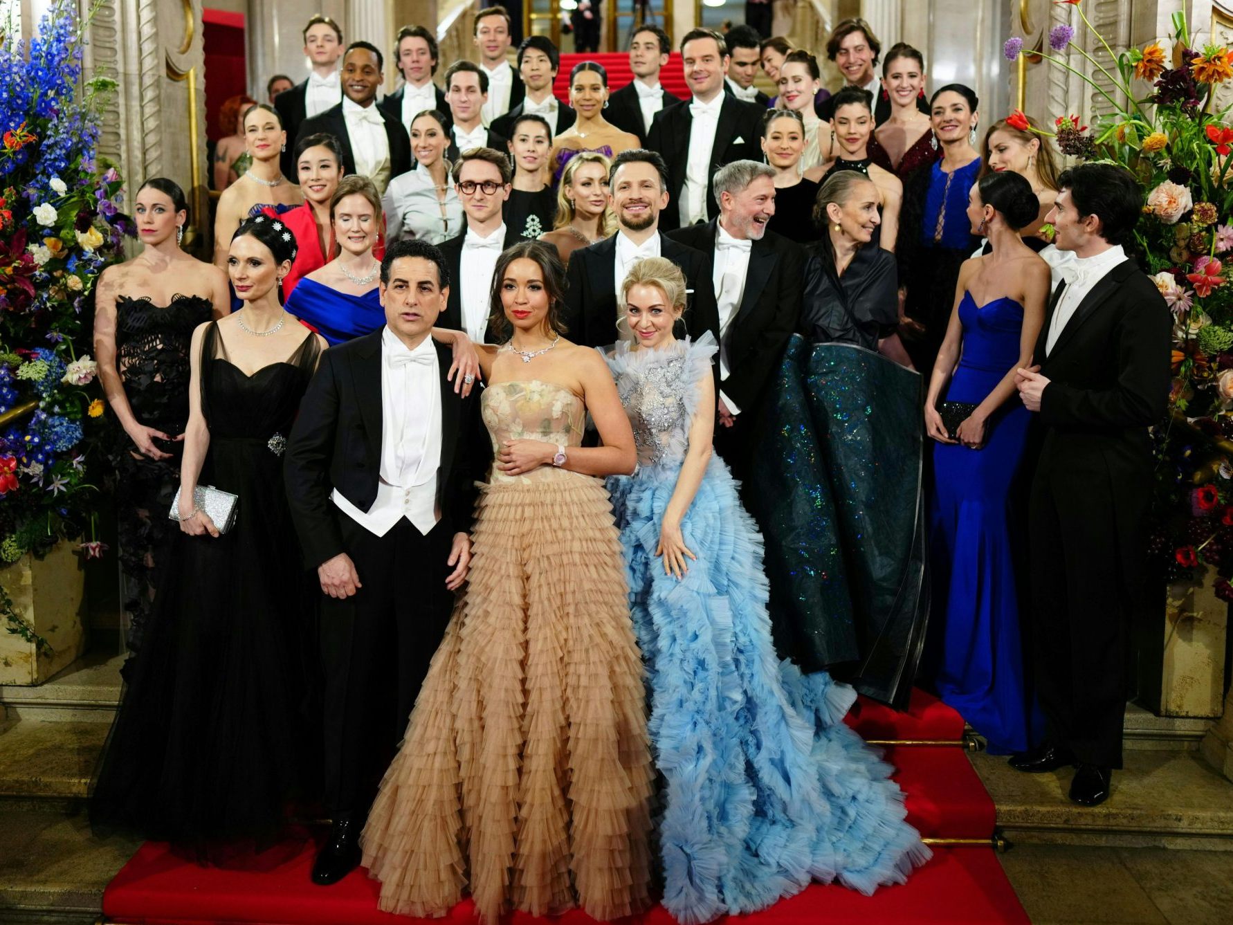Das Ensemble des Opernballs am Red Carpet.