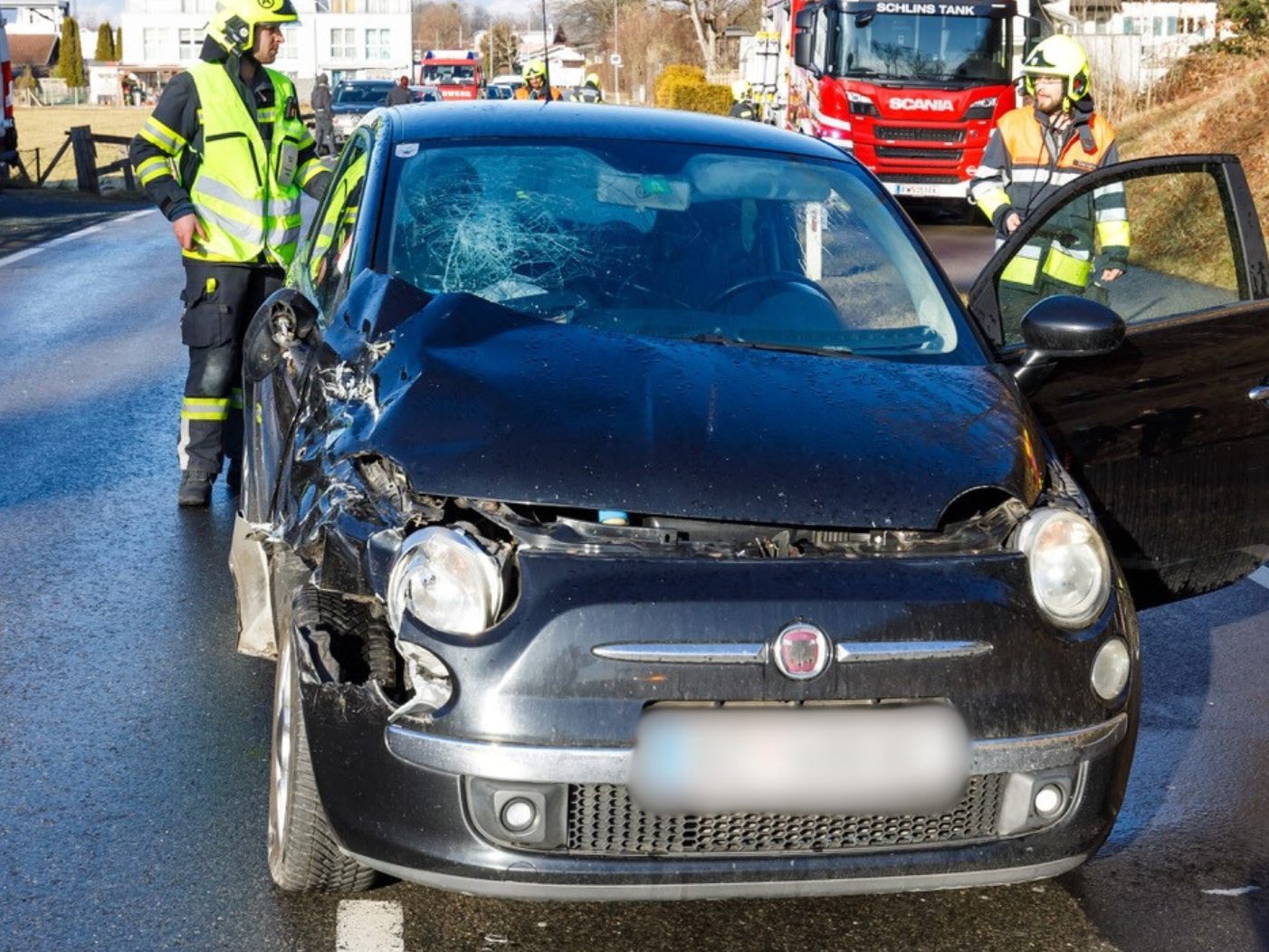 Der beschädigte Fiat 500 am Unfallort in Schlins.