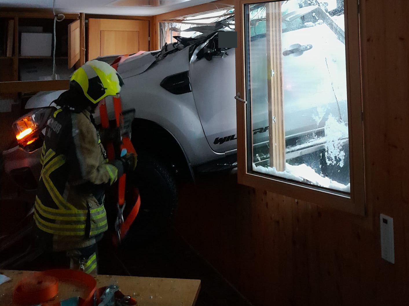 Das Fahrzeug krachte in den Container.